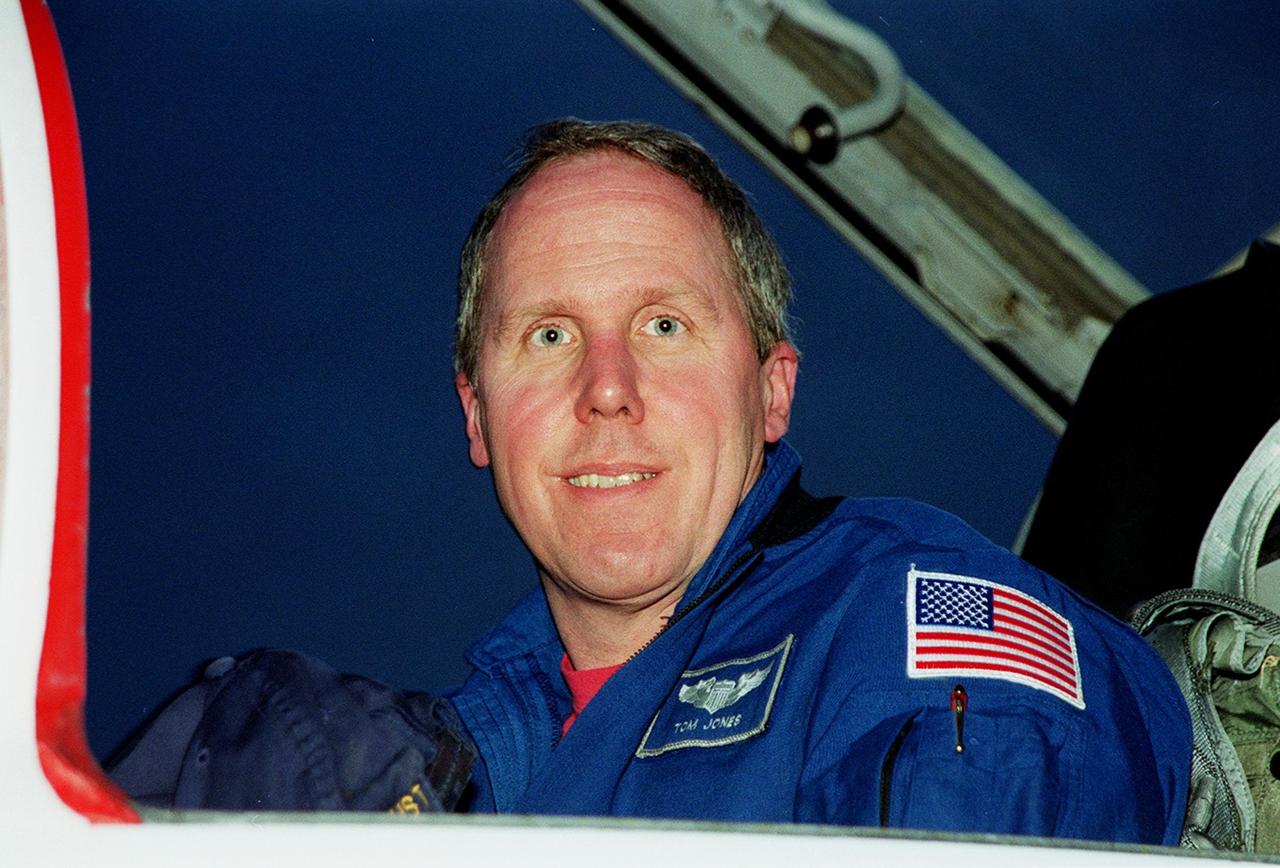 STS-98 Mission Specialist Thomas Jones happily arrives at KSC’s Shuttle Landing Facility for Terminal Countdown Test Activities. In preparation for the Jan. 19 launch, he and the rest of the crew Commander Ken Cockrell, Pilot Mark Polansky and Mission Specialists Robert Curbeam and Marsha Ivins will be training in emergency procedures from the pad, checking the payload and taking part in a simulated countdown. The payload for the mission is the U.S. Lab Destiny, a key element in the construction of the International Space Station. The lab has five system racks already installed inside the module. After delivery of electronics in the lab, electrically powered attitude control for Control Moment Gyroscopes will be activated. STS-98 is the seventh construction flight to the ISS.<br