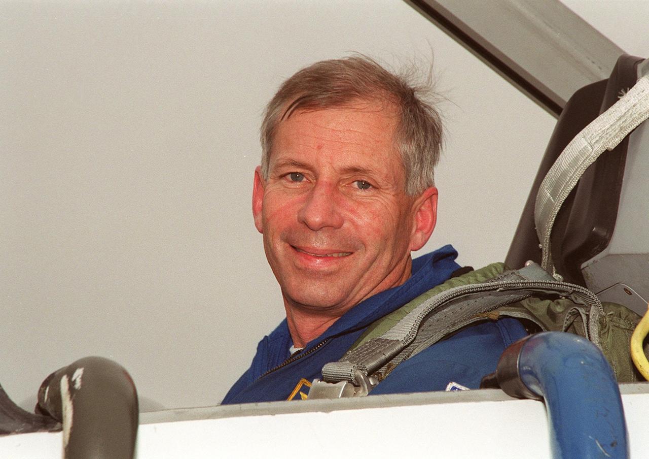 STS-98 Commander Ken Cockrell arrives at the Shuttle Landing Facility in a T-38 jet aircraft. He and other crew members Pilot Mark Polansky and Mission Specialists Robert Curbeam, Thomas Jones and Marsha Ivins have returned to KSC to prepare for their launch to the International Space Station. The seventh construction flight to the Space Station, STS-98 will carry the U.S. Laboratory Destiny, a key module for space experiments. The 11-day mission includes three spacewalks to complete outside assembly and connection of electrical and plumbing lines between the laboratory, Station and a relocated Shuttle docking port. STS-98 is Cockrell’s fourth space flight. Launch is targeted for Feb. 7 at 6:11 p.m. EST