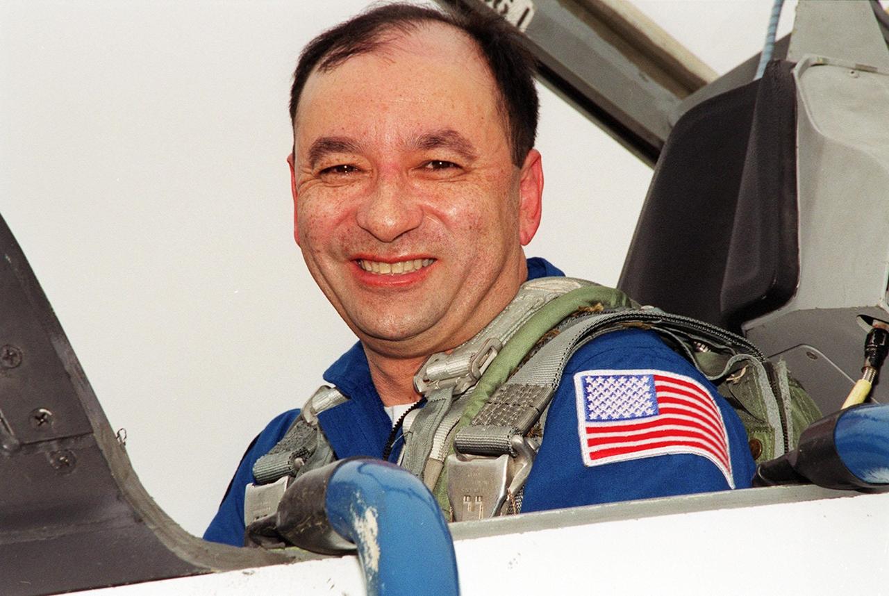 STS-98 Pilot Mark Polansky grins on his arrival at the Shuttle Landing Facility in a T-38 jet aircraft. He and other crew members Commander Ken Cockrell and Mission Specialists Robert Curbeam, Thomas Jones and Marsha Ivins have returned to KSC to prepare for their launch to the International Space Station. The seventh construction flight to the Space Station, STS-98 will carry the U.S. Laboratory Destiny, a key module for space experiments. The 11-day mission includes three spacewalks to complete outside assembly and connection of electrical and plumbing lines between the laboratory, Station and a relocated Shuttle docking port. STS-98 is Polansky’s first space flight. Launch is targeted for Feb. 7 at 6:11 p.m. EST