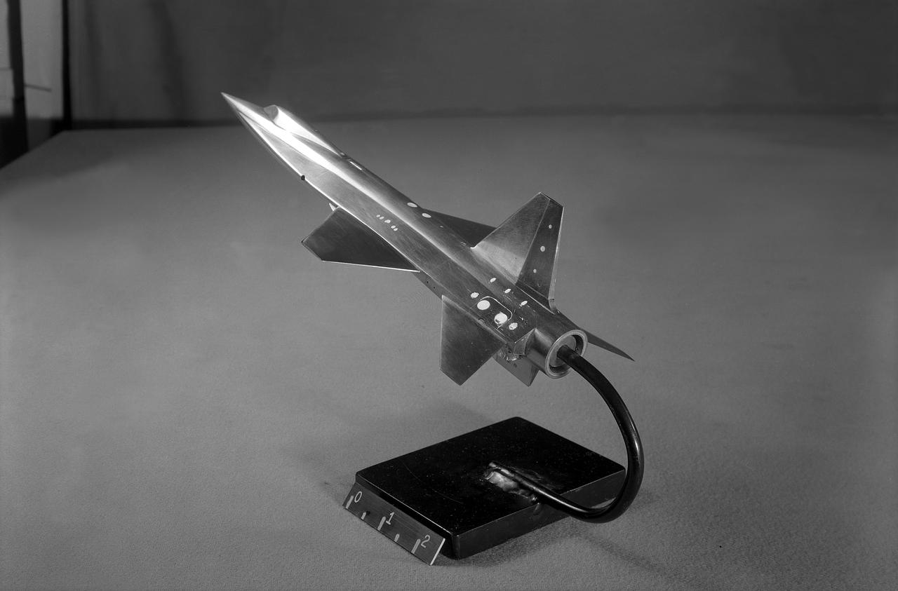 This scale-model of North American's initial X-15 design was tested in North American and NACA wind tunnels note the conventional tail and fuselage side-tunnels that extend far toward the aircraft nose. North American engineers would determine that the variable wedge-angle stabilizer created a weight issue, and aeronautical testing by Langley engineers confirmed that the side-tunnels made the design less stable.