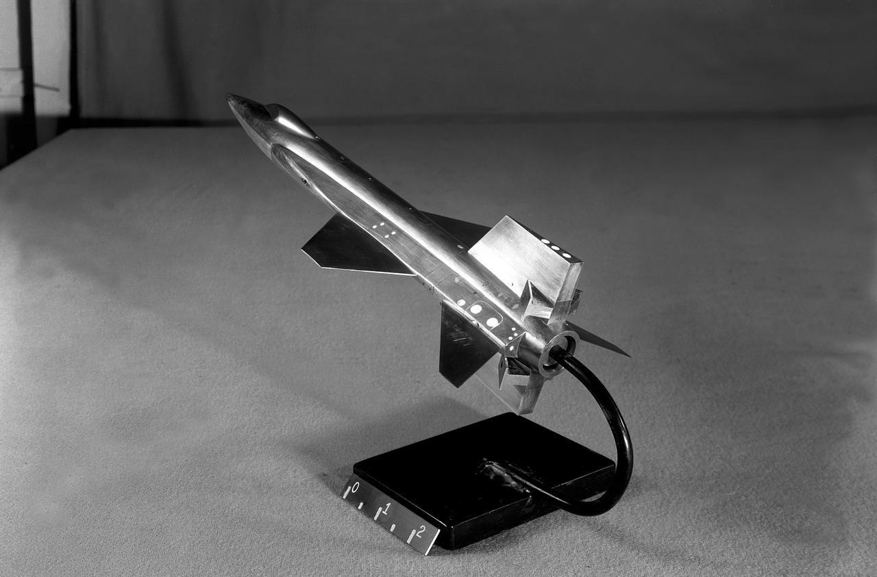 This scale-model of North American's initial X-15 design was tested in North American and NACA wind tunnels note the conventional tail and fuselage side-tunnels that extend far toward the aircraft nose. North American engineers would determine that the variable wedge-angle stabilizer created a weight issue, and aeronautical testing by Langley engineers confirmed that the side-tunnels made the design less stable.