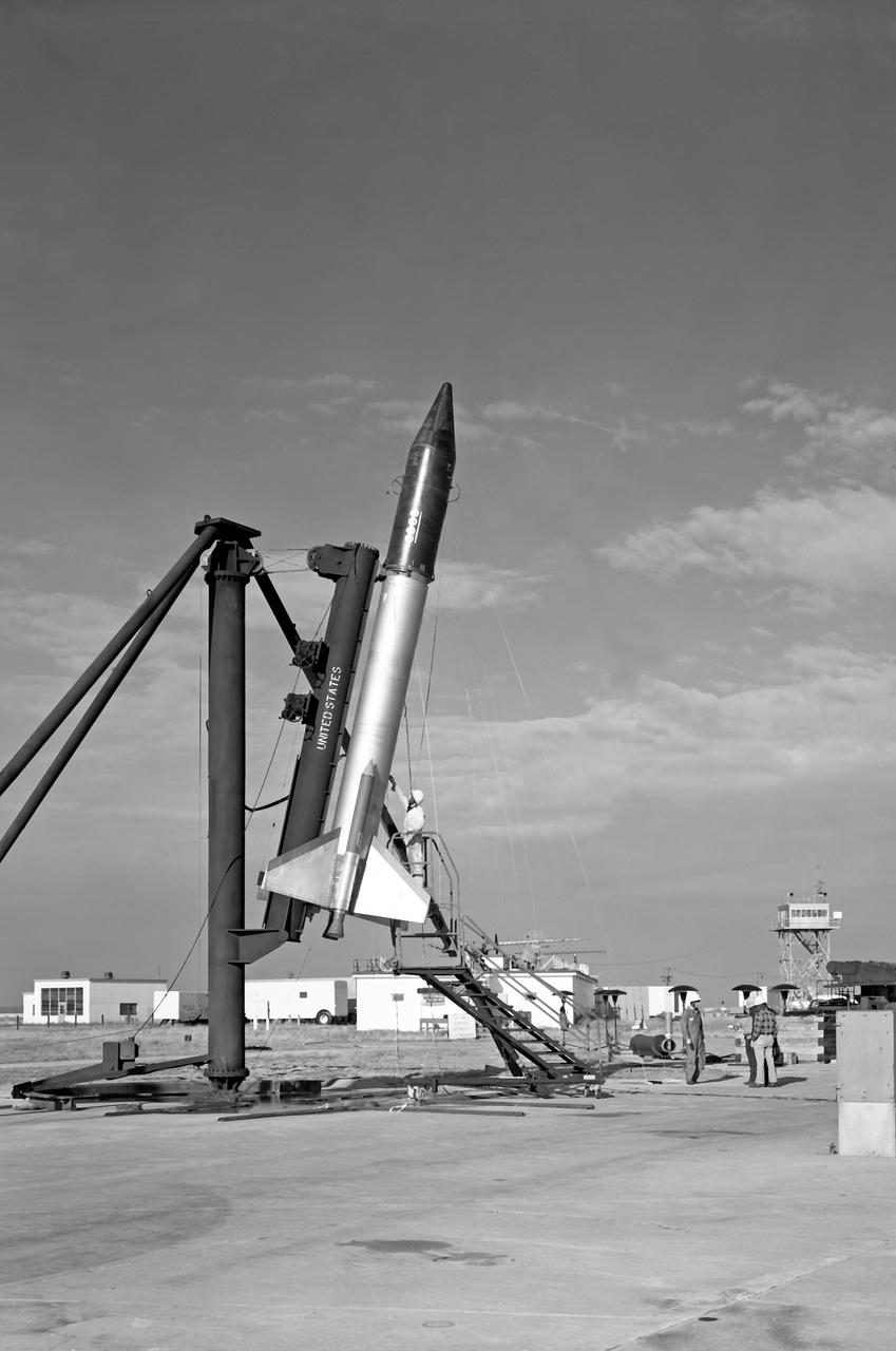Shot put with shroud over payload - carried early Echo satellite (which burst before achieving orbit). This was the first attempt to launch the Echo satellite.