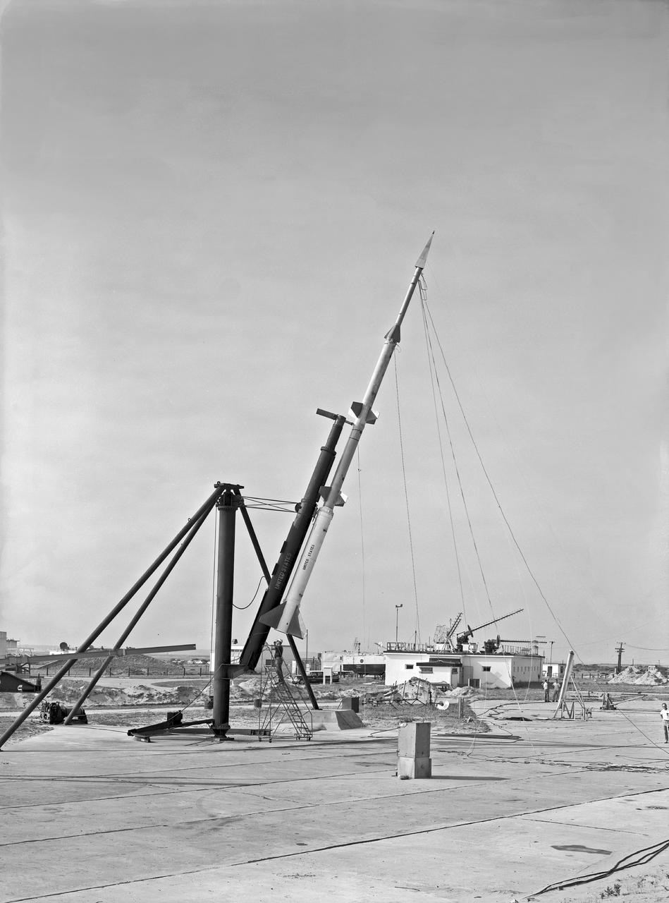 L5-19 (F40-2752) Model in Launch Position