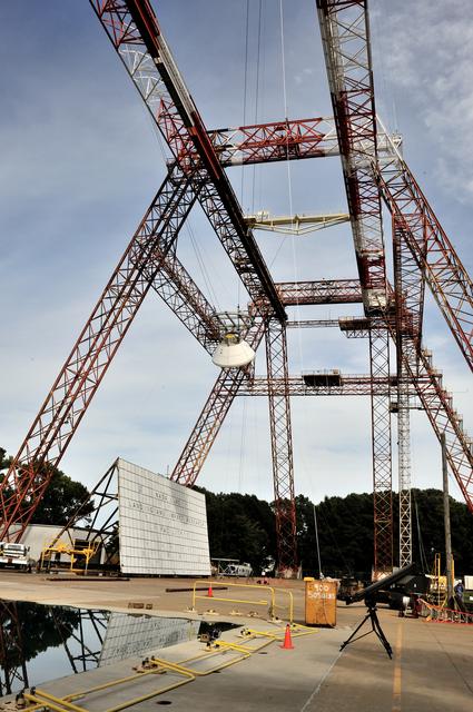 NASA image: Orion SPLASH P1 Test 7 Swing Test at NASA Langley Research Cente