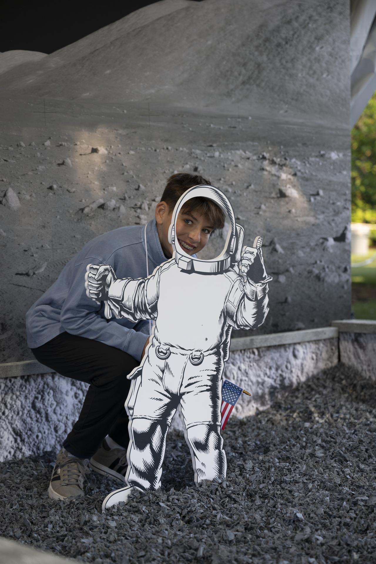 Children explore the NASA Moon Box (Lunar Sandbox) digging for “moon rocks” and planting an American flag, to bringing Artemis exploration to life through curiosity and engagement. during the White House Easter Egg Roll, on the South Lawn in Washington D.C., on April 6, 2026. (Photo Credit: (NASA/Crystal R. Hines)