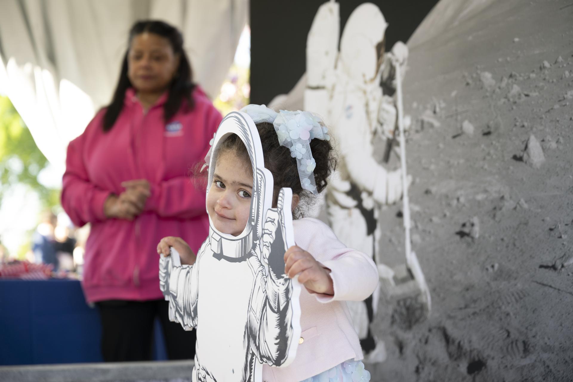 Children explore the NASA Moon Box (Lunar Sandbox) digging for “moon rocks” and planting an American flag, to bringing Artemis exploration to life through curiosity and engagement. during the White House Easter Egg Roll, on the South Lawn in Washington D.C., on April 6, 2026. (Photo Credit: (NASA/Crystal R. Hines)