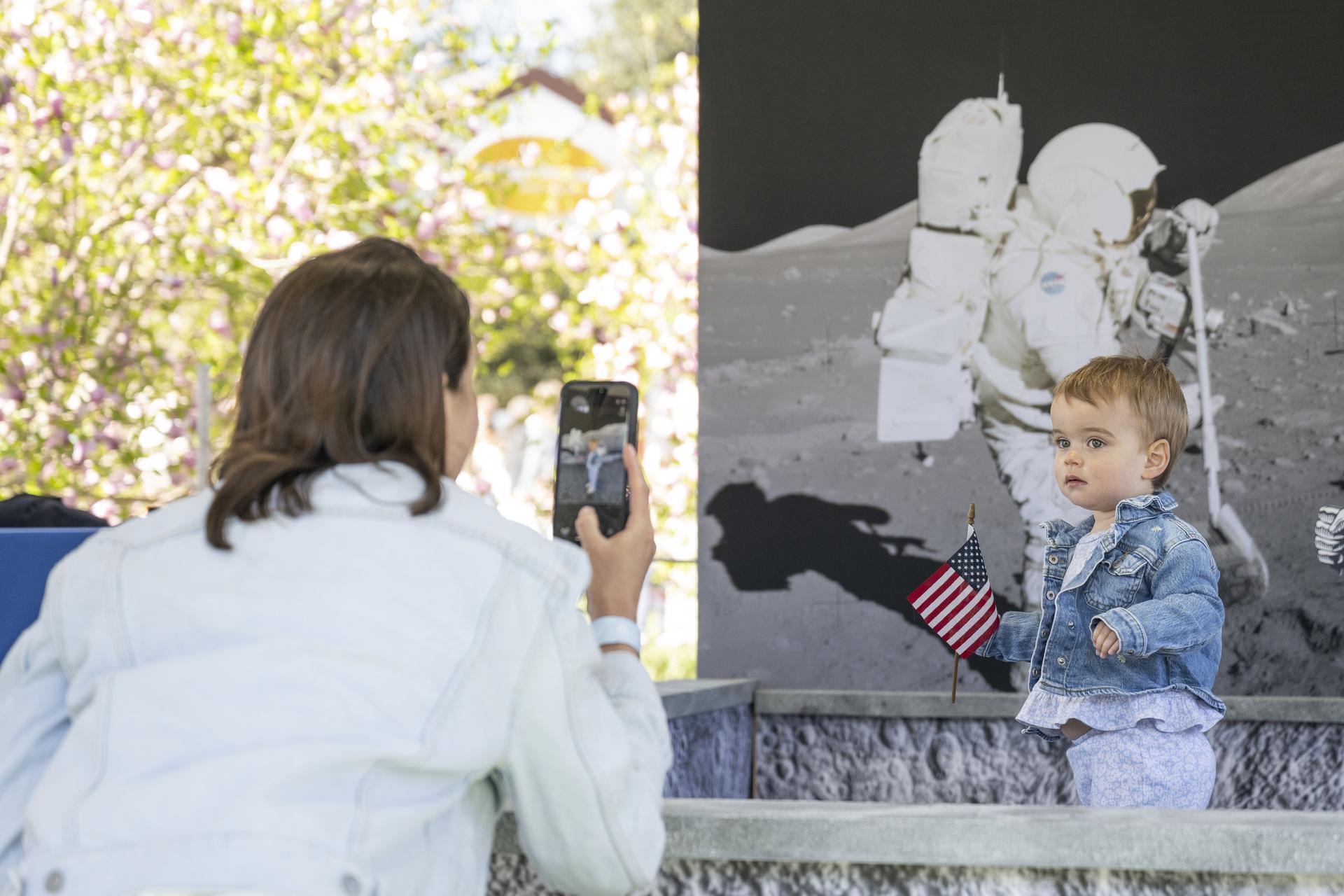Children explore the NASA Moon Box (Lunar Sandbox) digging for “moon rocks” and planting an American flag, to bringing Artemis exploration to life through curiosity and engagement. during the White House Easter Egg Roll, on the South Lawn in Washington D.C., on April 6, 2026. (Photo Credit: (NASA/Crystal R. Hines)