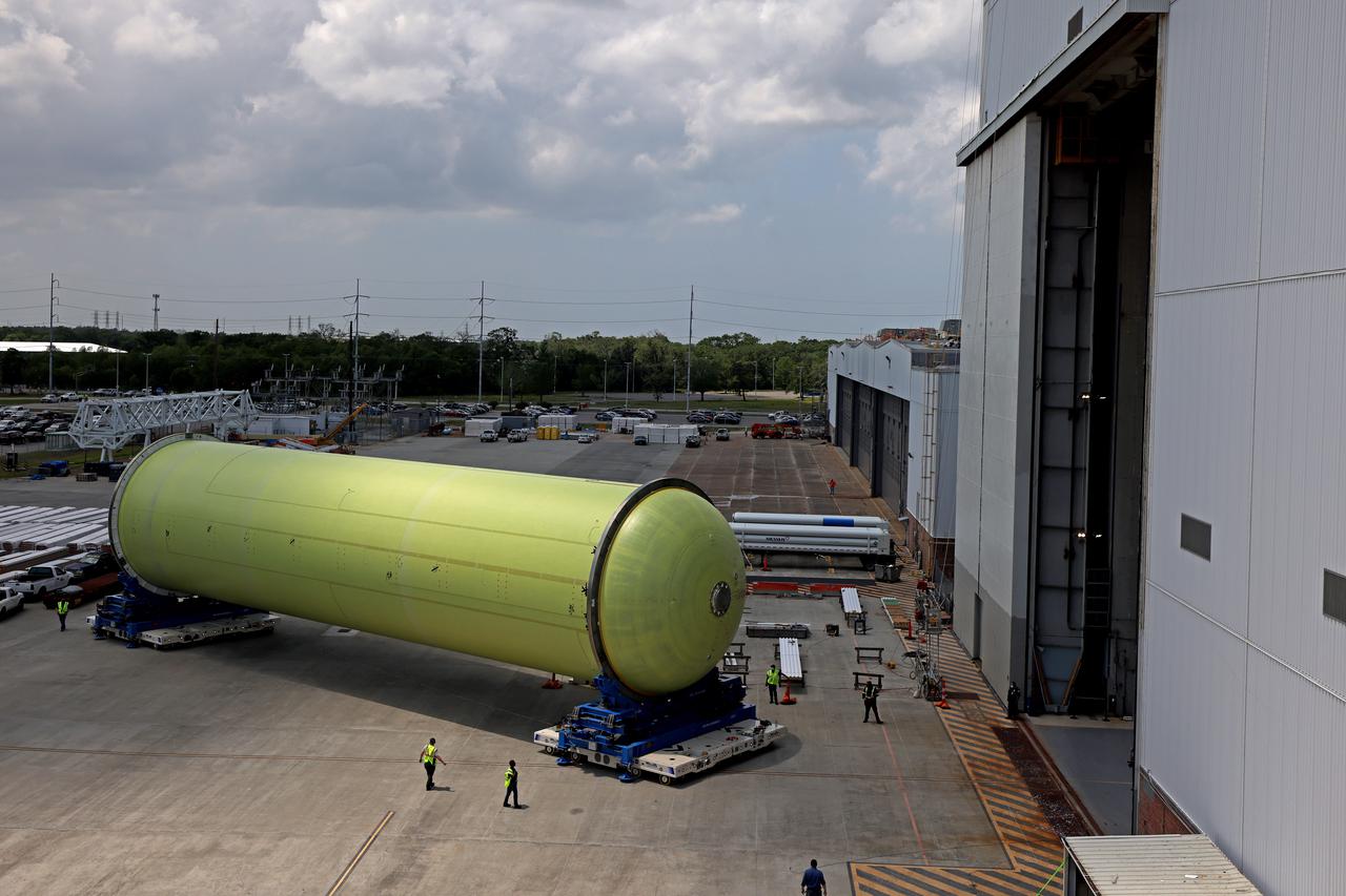 This image highlights the liquid hydrogen tank that will be used on the core stage of NASA’s Space Launch System rocket for Artemis II, the first crewed mission of NASA’s Artemis program. The tank is being built at NASA’s Michoud Assembly Facility in New Orleans. The SLS core stage is made up of five unique elements: the forward skirt, liquid oxygen tank, intertank, liquid hydrogen tank, and the engine section. The liquid hydrogen tank holds 537,000 gallons of liquid hydrogen cooled to minus 423 degrees Fahrenheit and sits between the core stage’s intertank and engine section. The liquid hydrogen hardware, along with the liquid oxygen tank, will provide propellant to the four RS-25 engines at the bottom of the cores stage to produce more than two million pounds of thrust to launch NASA’s Artemis missions to the Moon. Together with its four RS-25 engines, the rocket’s massive 212-foot-tall core stage — the largest stage NASA has ever built — and its twin solid rocket boosters will produce 8.8 million pounds of thrust to send NASA’s Orion spacecraft, astronauts and supplies beyond Earth’s orbit to the Moon and, ultimately, Mars. Offering more payload mass, volume capability and energy to speed missions through space, the SLS rocket, along with NASA’s Gateway in lunar orbit, the human landing system, and Orion spacecraft, is part of NASA’s backbone for deep space exploration and the Artemis lunar program. No other rocket can send astronauts in Orion around the Moon in a single mission. Image credit: NASA/Michael DeMocker