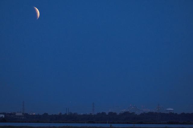 NASA image: Super Flower Blood Moon over New Orleans