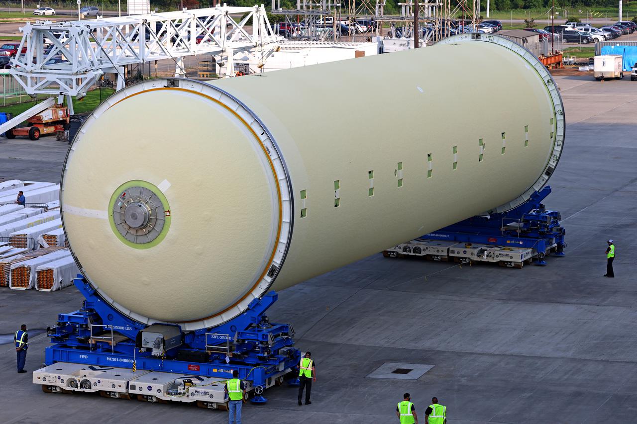 This image highlights the liquid hydrogen tank that will be used on the core stage of NASA’s Space Launch System rocket for Artemis II, the first crewed mission of NASA’s Artemis program. The tank is being built at NASA’s Michoud Assembly Facility in New Orleans. The SLS core stage is made up of five unique elements: the forward skirt, liquid oxygen tank, intertank, liquid hydrogen tank, and the engine section. The liquid hydrogen tank holds 537,000 gallons of liquid hydrogen cooled to minus 423 degrees Fahrenheit and sits between the core stage’s intertank and engine section. The liquid hydrogen hardware, along with the liquid oxygen tank, will provide propellant to the four RS-25 engines at the bottom of the cores stage to produce more than two million pounds of thrust to launch NASA’s Artemis missions to the Moon. Together with its four RS-25 engines, the rocket’s massive 212-foot-tall core stage — the largest stage NASA has ever built — and its twin solid rocket boosters will produce 8.8 million pounds of thrust to send NASA’s Orion spacecraft, astronauts and supplies beyond Earth’s orbit to the Moon and, ultimately, Mars. Offering more payload mass, volume capability and energy to speed missions through space, the SLS rocket, along with NASA’s Gateway in lunar orbit, the human landing system, and Orion spacecraft, is part of NASA’s backbone for deep space exploration and the Artemis lunar program. No other rocket can send astronauts in Orion around the Moon in a single mission. Image credit: NASA/Michael DeMocker
