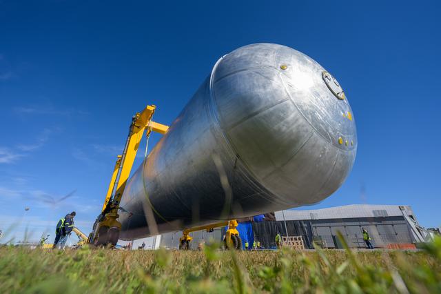 NASA image: SLS Core Stage Liquid Hydrogen Tank Undergoes Testing