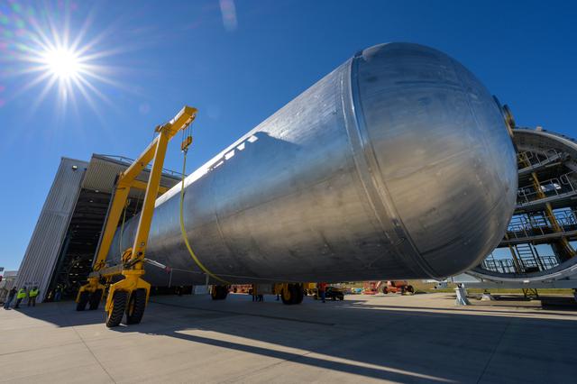 NASA image: SLS Core Stage Liquid Hydrogen Tank Undergoes Testing