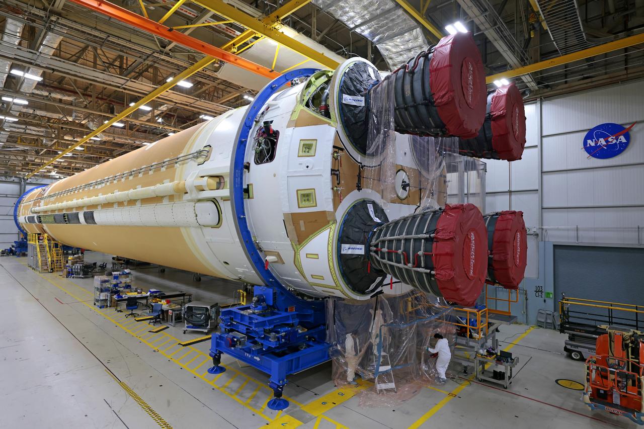 Teams at NASA’s Michoud Assembly Facility in New Orleans are preparing the core stage of the agency’s SLS (Space Launch System) for shipment to the agency’s Kennedy Space Center in Florida. The 212-foot-tall core stage and its four RS-25 engines will help power Artemis II, the first crewed mission of NASA’s Artemis campaign. Crews removed the external access stands, or scaffolding, in preparation for moving the rocket hardware to another area of the facility. Image credit: NASA/Michael DeMocker