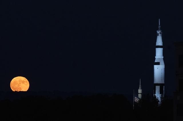August 2024 Blue Supermoon Rises over the “Rocket City” 