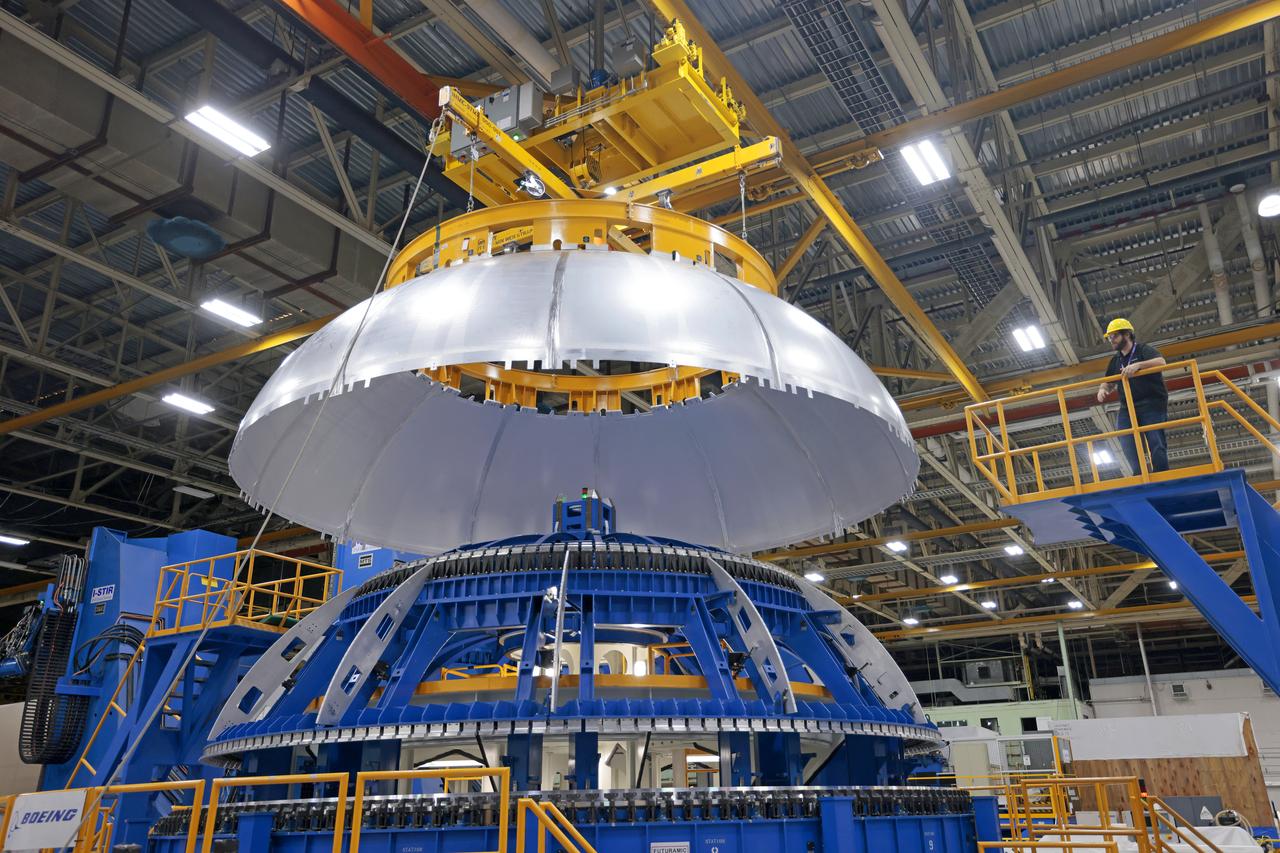 This image shows teams at NASA’s Michoud Assembly Facility lifting a completed dome off of a robotic weld tool on Nov. 21. The dome, which will cap off the aft end of the liquid hydrogen tank, will be used on the core stage of the SLS (Space Launch System) rocket for the agency’s Artemis IV mission. Later, technicians from Boeing – NASA’s prime contractor for SLS – will join the aft dome with five barrels and a forward dome to complete the liquid hydrogen tank. Artemis IV is the first flight of SLS in its Block 1B configuration.  The SLS core stage liquid hydrogen tank holds 537,000 gallons of super-cooled propellant and is one of five unique elements that make up the SLS core stage. Together with the forward skirt, liquid oxygen tank, intertank, and engine section, the liquid hydrogen tank will provide propellant to the four RS-25 engines to produce more than two million pounds of thrust to help launch NASA’s Orion spacecraft, astronauts, and supplies beyond Earth’s orbit to the Moon. Image credit: NASA/Michael DeMocker