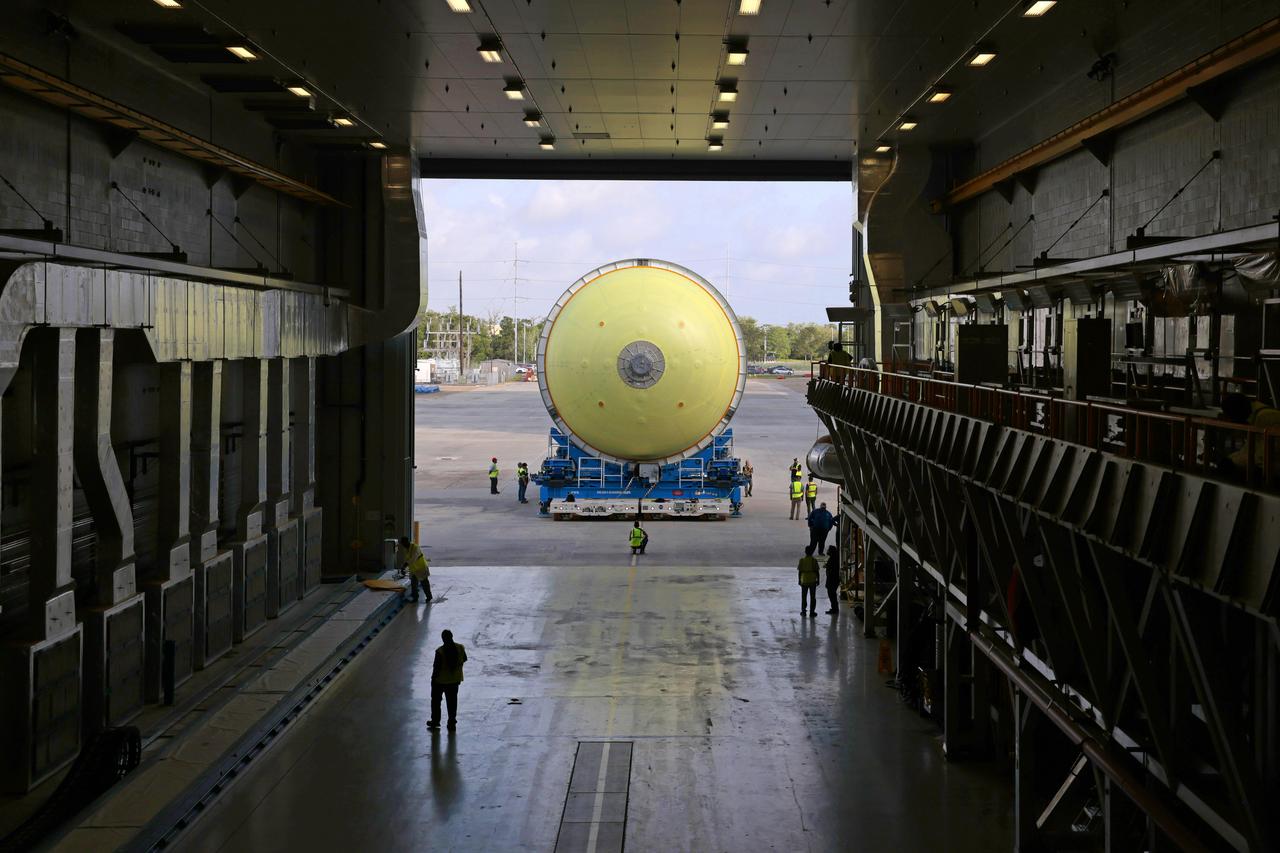 Teams move a liquid oxygen tank from the main factory at NASA’s Michoud Assembly Facility in New Orleans to a nearby production cell on April 25, 2025. Designated for the core stage of NASA’s SLS (Space Launch System) rocket for NASA’s Artemis III mission, the tank will now undergo application of its thermal protection system through an automated process.  The propellant tank is one of five major elements that make up the 212-foot-tall rocket stage. The core stage, along with its four RS-25 engines, produce more than two million pounds of thrust to help launch NASA’s Orion spacecraft, astronauts, and supplies beyond Earth’s orbit and to the lunar surface for Artemis.  Image credit: NASA/Michael DeMocker