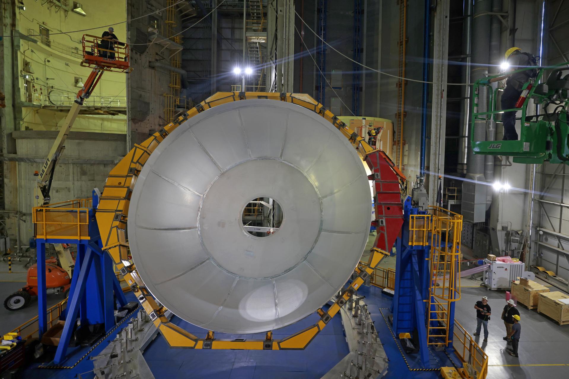 Move crews at NASA’s Michoud Assembly Facility in New Orleans lift the aft dome for the liquid hydrogen tank for the fourth core stage of NASA’s SLS (Space Launch System), into the in-feeder of the facility’s vertical assembly center. Once loaded into the production tool, teams with SLS prime contractor, Boeing, will circumferentially friction-stir weld the dome to the previously-welded forward dome and five barrels that make up the liquid hydrogen tank.    The SLS core stage liquid hydrogen tank holds 537,000 gallons of super-cooled propellant and is one of five unique elements that make up the SLS core stage. Together with the forward skirt, liquid oxygen tank, intertank, and engine section, the liquid hydrogen tank will provide propellant to the four RS-25 engines to produce more than two million pounds of thrust to help launch NASA’s Orion spacecraft, astronauts, and supplies beyond Earth’s orbit to the Moon.    Image credit: NASA/Michael DeMocker