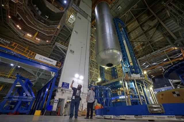 NASA image: Fourth Liquid Hydrogen Tank for NASA’s Space Launch System Rocket Assembled 