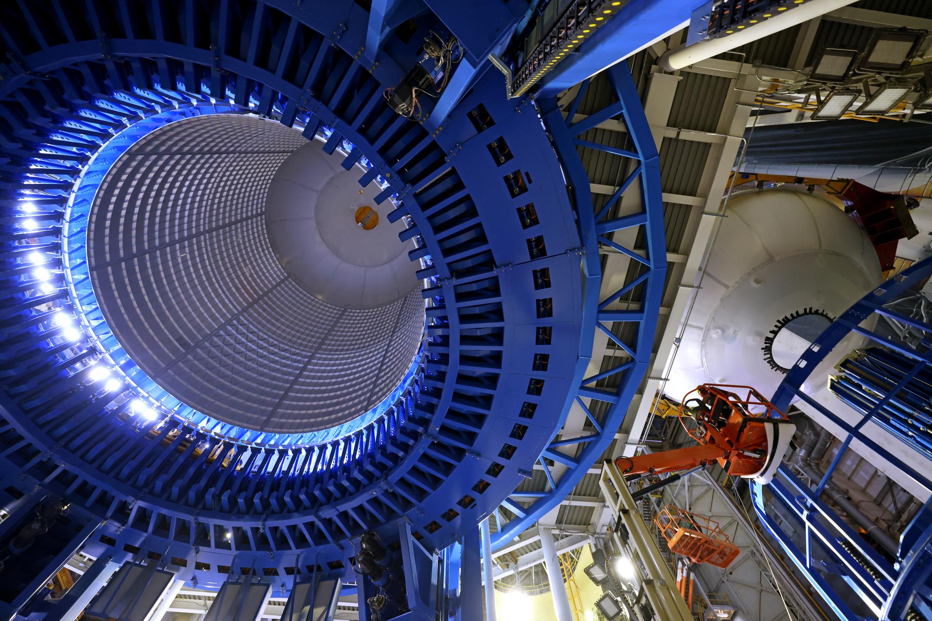 Teams at NASA’s Michoud Assembly Facility in New Orleans lift the aft dome for the liquid oxygen tank into the Vertical Assembly Center on May 11. The flight hardware will form part of the SLS (Space Launch System) rocket’s core stage for the Artemis IV mission. The aft dome is the final piece to complete the liquid oxygen tank structure. Inside the vertical assembly center – one of the largest friction-stir weld tools in the world – NASA and Boeing, SLS core stage prime contractor, will perform a circumferential weld to join the dome to the previously welded forward dome and two barrel structures to form the full liquid oxygen tank structure. The propellant tank is one of five major elements that make up the 212-foot-tall rocket stage. The core stage, along with its four RS-25 engines at its base, produces more than two million pounds of thrust to help launch NASA’s Orion spacecraft, astronauts, and supplies beyond Earth’s orbit and to the lunar surface for Artemis. Image credit: NASA/Michael DeMocker