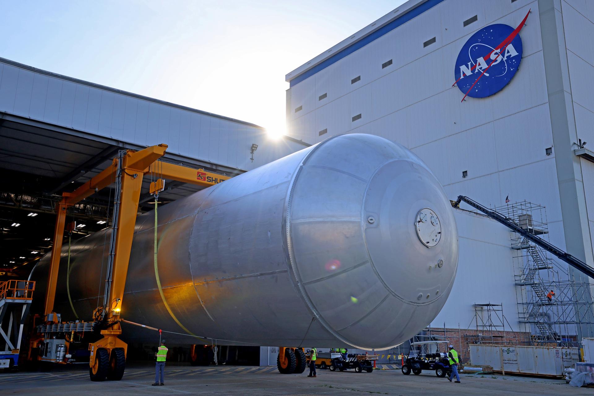 Crews at NASA’s Michoud Assembly Facility in New Orleans transport the 130-foot-tall liquid hydrogen tank out of a production cell inside the main factory building into a detached test building on a separate portion of the 829-acre site. The liquid hydrogen tank will form part of the core stage for the SLS (Space Launch System) rocket, providing thousands of gallons of super-cold propellant to one of four RS-25 engines. Inside the test cell, teams will perform non-destructive evaluation proof testing on the tank. Proof testing ensures the structural integrity of the flight hardware before crews begin the next phase of production. The liquid hydrogen propellant tank is one of five major elements that make up the 212-foot-tall SLS rocket stage. The core stage, along with its four RS-25 engines at its base, produce more than two million pounds of thrust to help launch NASA’s Orion spacecraft, astronauts, and supplies beyond Earth’s orbit and to the lunar surface for Artemis. Image credit: NASA/Michael DeMocker