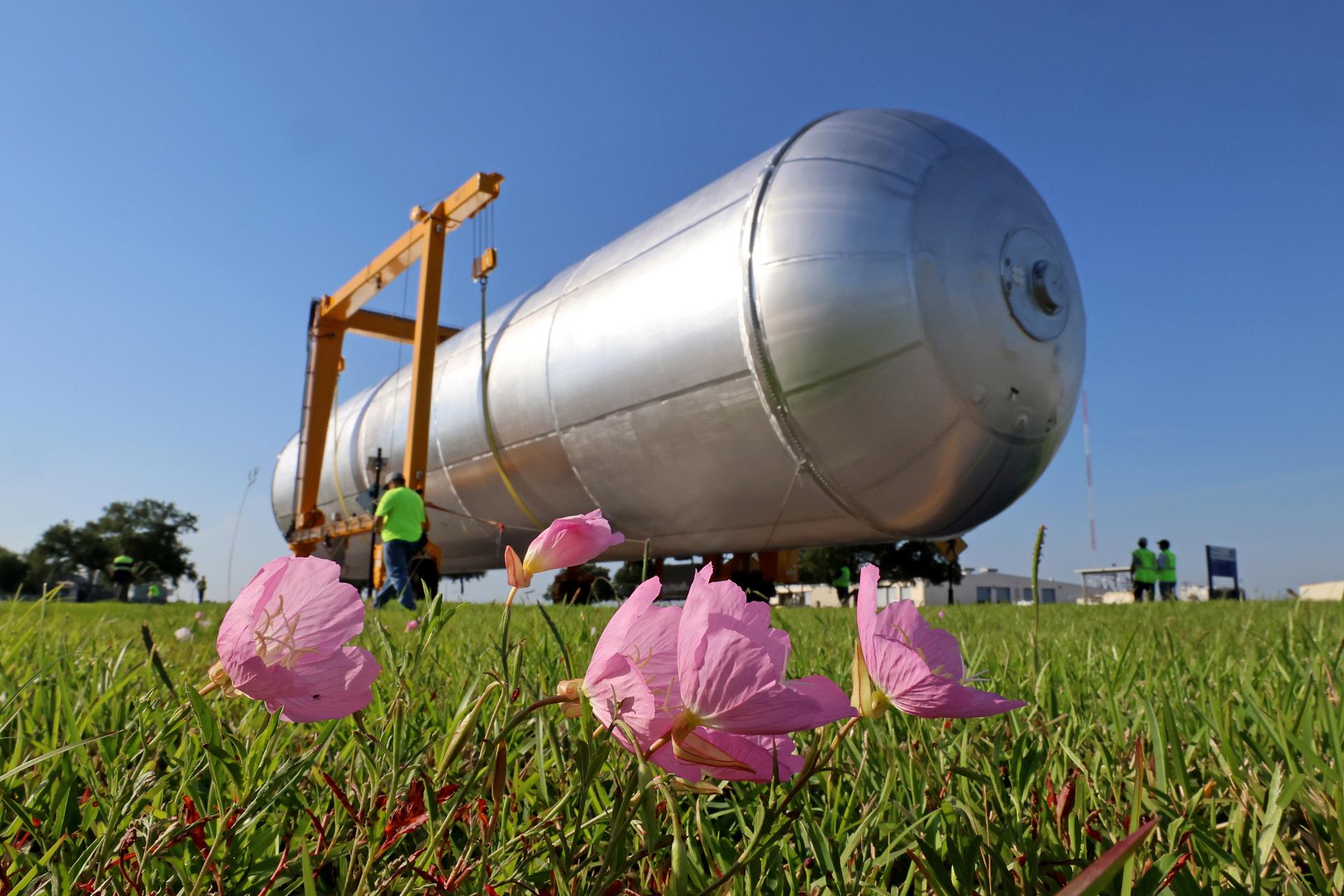 Crews at NASA’s Michoud Assembly Facility in New Orleans transport the 130-foot-tall liquid hydrogen tank out of a production cell inside the main factory building into a detached test building on a separate portion of the 829-acre site. The liquid hydrogen tank will form part of the core stage for the SLS (Space Launch System) rocket, providing thousands of gallons of super-cold propellant to one of four RS-25 engines. Inside the test cell, teams will perform non-destructive evaluation proof testing on the tank. Proof testing ensures the structural integrity of the flight hardware before crews begin the next phase of production. The liquid hydrogen propellant tank is one of five major elements that make up the 212-foot-tall SLS rocket stage. The core stage, along with its four RS-25 engines at its base, produce more than two million pounds of thrust to help launch NASA’s Orion spacecraft, astronauts, and supplies beyond Earth’s orbit and to the lunar surface for Artemis. Image credit: NASA/Michael DeMocker