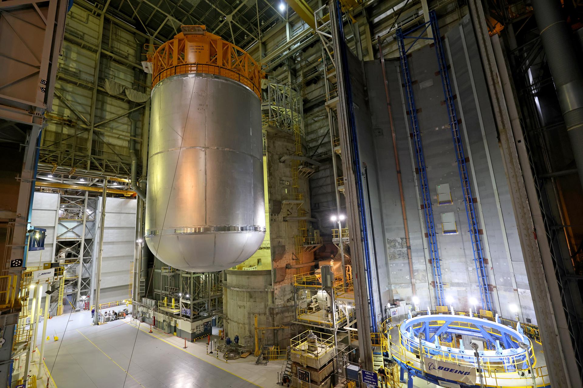 Teams at NASA’s Michoud Assembly Facility in New Orleans use an overhead crane to lift a 51-foot-tall liquid oxygen tank out of the vertical assembly center on May 26. The liquid oxygen tank will form part of the SLS (Space Launch System) rocket for NASA’s Artemis IV mission to the Moon. It will hold more than 196,000 gallons of super-cold liquid oxygen; and next, technicians with Boeing, SLS core stage prime contractor, and NASA will perform dimensional inspections and install internal baffles on the propellant tank before the next phase of production. The propellant tank is one of five major elements that make up the 212-foot-tall SLS rocket stage. The core stage, along with its four RS-25 engines at its base, produces more than two million pounds of thrust to help launch NASA’s Orion spacecraft, astronauts, and supplies beyond Earth’s orbit and to the lunar surface for Artemis. Image credit: NASA/Michael DeMocker