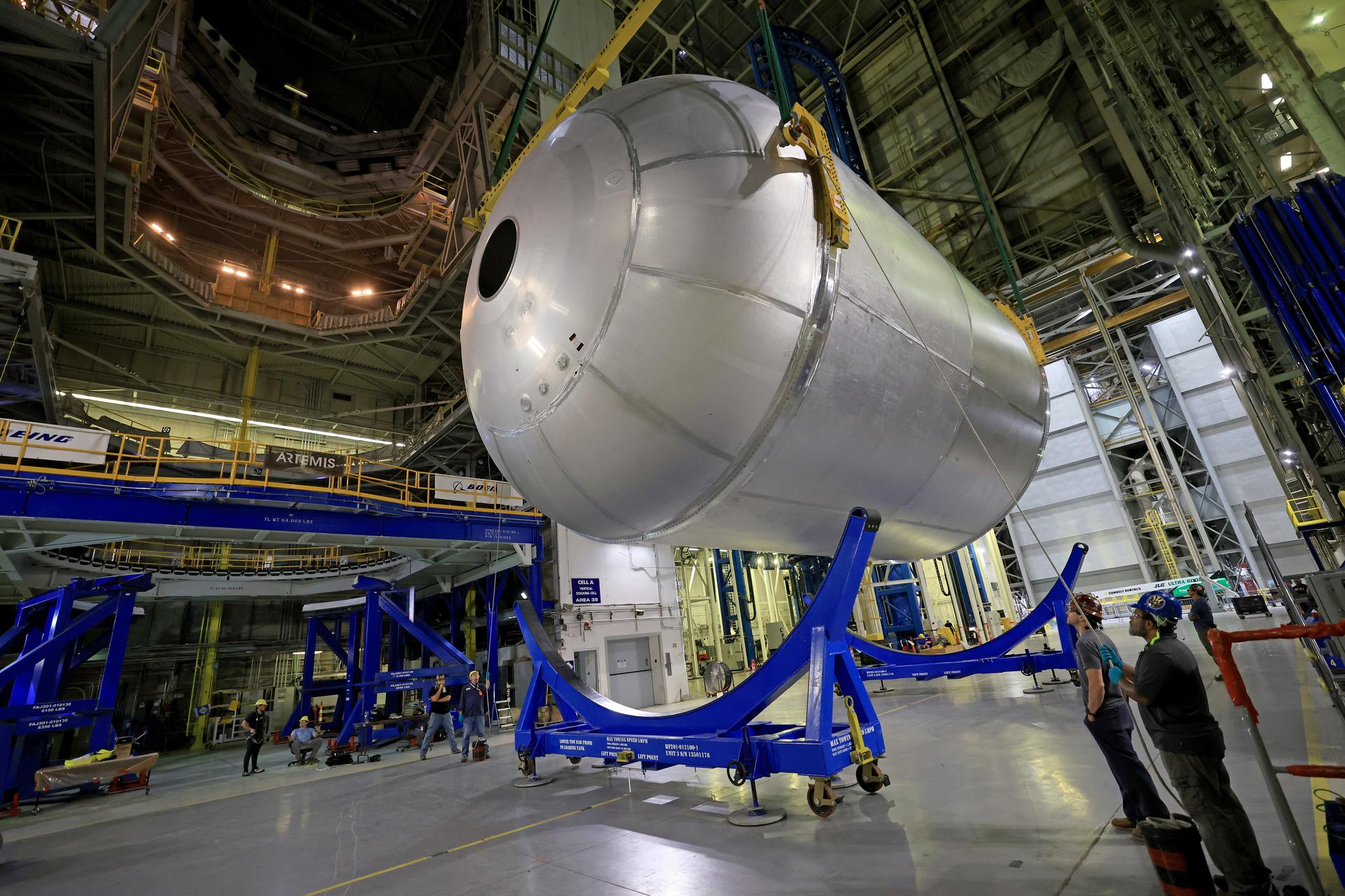 Teams at NASA’s Michoud Assembly Facility in New Orleans use an overhead crane to lift a 51-foot-tall liquid oxygen tank out of a production cell and into the main aisle of the vertical assembly building on June 9. The team rotates the tank from a vertical to a horizontal configuration in an operation called a “breakover,” and sets the tank into a pair of cradles until it is moved to its next phase of production. This liquid oxygen tank will form part of the SLS (Space Launch System) rocket for NASA’s Artemis IV mission to the Moon, and it will hold more than 196,000 gallons of super-cold liquid oxygen at launch. The propellant tank is one of five major elements that make up the 212-foot-tall SLS rocket stage. The core stage, along with its four RS-25 engines at its base, produces more than two million pounds of thrust to help launch NASA’s Orion spacecraft, astronauts, and supplies beyond Earth’s orbit and to the lunar surface for Artemis. Image credit: NASA/Michael DeMocker