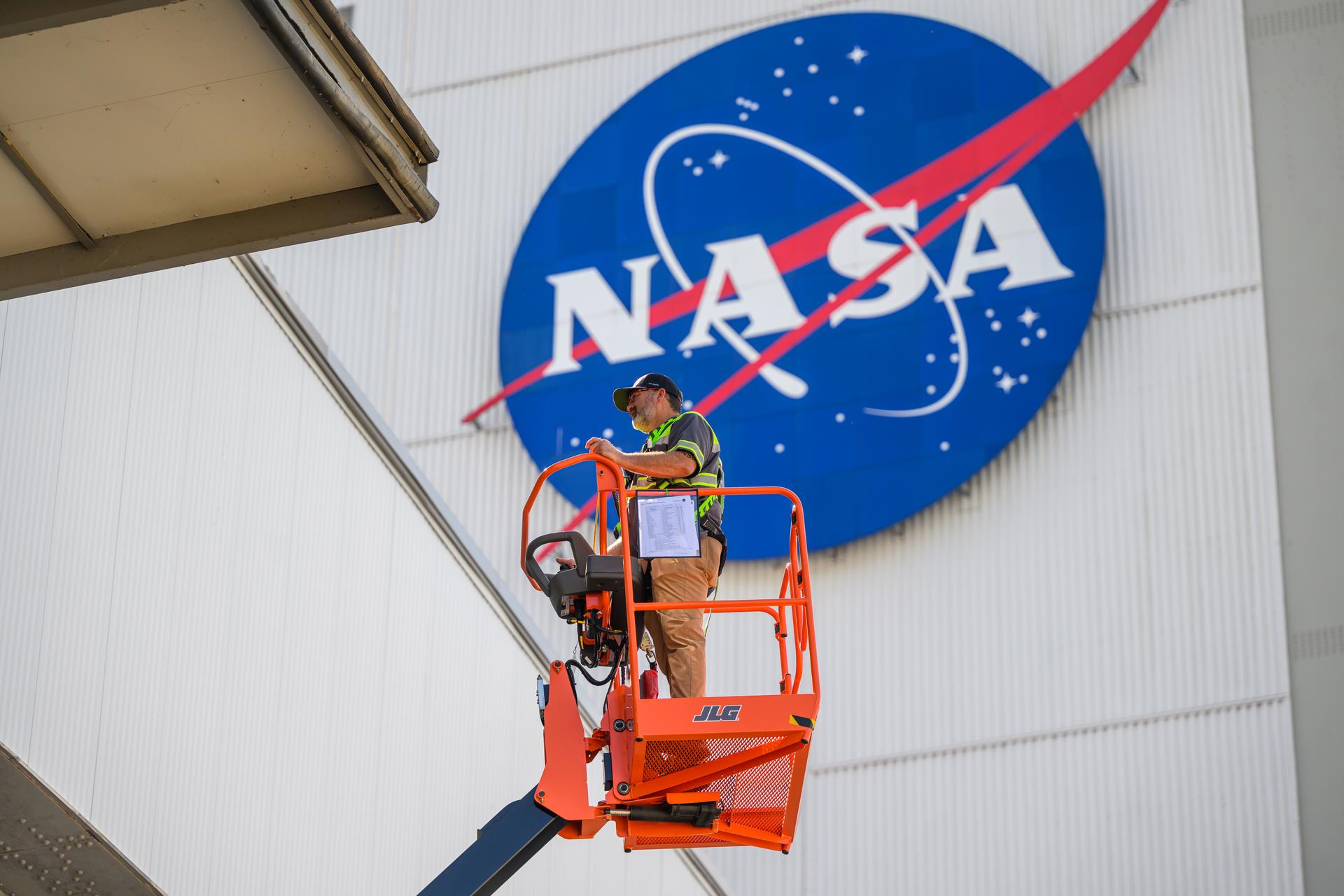 Teams at NASA’s Michoud Assembly Facility in New Orleans use a heavy-lift mobile transport apparatus to move a 51-foot-tall liquid oxygen tank out of the vertical assembly building and into the main rocket factory on June 11. The liquidoxygen tank will form part of the SLS (Space Launch System) rocket for NASA’s Artemis IV mission to the Moon. Next, technicians with Boeing, SLS core stage prime contractor, and NASA will perform dimensional inspections and install internal baffles on the propellant tank before the next phase of production. The propellant tank will hold more than 196,000 gallons of super-cooled liquid oxygen at launch and is one of five major elements that make up the 212-foot-tall SLS rocket stage. The core stage, along with its four RS-25 engines at its base, produces more than two million pounds of thrust to help launch NASA’s Orion spacecraft, ronauts, and supplies beyond Earth’s orbit and to the lunar surface for Artemis.