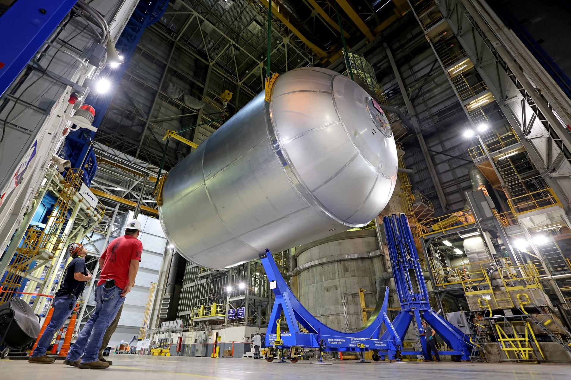 Teams at NASA’s Michoud Assembly Facility in New Orleans move a liquid oxygen tank from the main rocket factory into the adjacent vertical assembly building. The liquid oxygen tank, which will form part of the SLS (Space Launch System) rocket for NASA’s Artemis IV mission to the Moon, is rotated from a horizontal to a vertical configuration and loaded into the high bay’s hydrostatic proof testing cell. This non-destructive evaluation method tests the structural integrity of the tank’s welds by filling the tank with water, simulating the propellant used during launch. The propellant tank will hold more than 196,000 gallons of super-cooled liquid oxygen at launch and is one of five major elements that make up the 212-foot-tall SLS rocket stage. The core stage, along with its four RS-25 engines at its base, produces more than two million pounds of thrust to help launch NASA’s Orion spacecraft, astronauts, and supplies beyond Earth’s orbit and to the lunar surface for Artemis. Image credit: NASA/Michael DeMocker