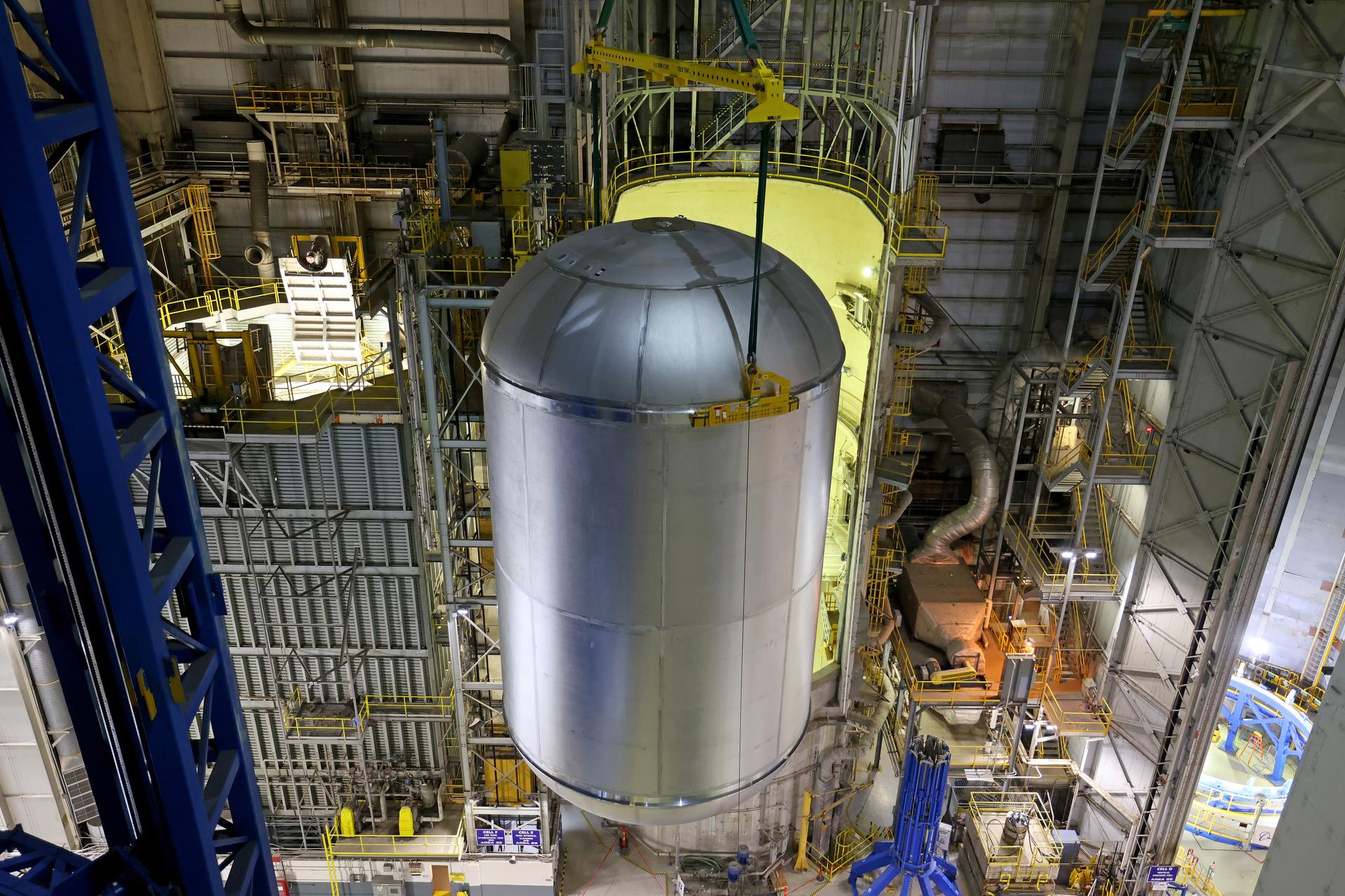 Teams at NASA’s Michoud Assembly Facility in New Orleans move a liquid oxygen tank from the main rocket factory into the adjacent vertical assembly building. The liquid oxygen tank, which will form part of the SLS (Space Launch System) rocket for NASA’s Artemis IV mission to the Moon, is rotated from a horizontal to a vertical configuration and loaded into the high bay’s hydrostatic proof testing cell. This non-destructive evaluation method tests the structural integrity of the tank’s welds by filling the tank with water, simulating the propellant used during launch. The propellant tank will hold more than 196,000 gallons of super-cooled liquid oxygen at launch and is one of five major elements that make up the 212-foot-tall SLS rocket stage. The core stage, along with its four RS-25 engines at its base, produces more than two million pounds of thrust to help launch NASA’s Orion spacecraft, astronauts, and supplies beyond Earth’s orbit and to the lunar surface for Artemis. Image credit: NASA/Michael DeMocker