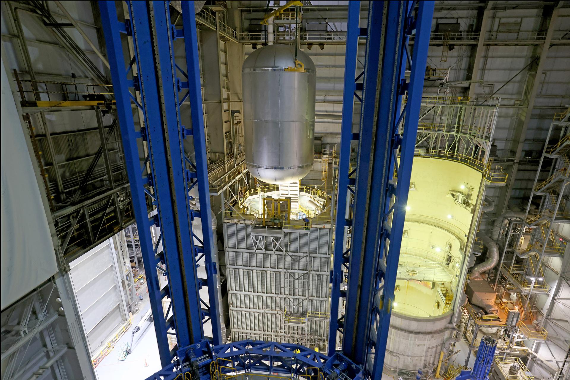 Teams at NASA’s Michoud Assembly Facility in New Orleans move a liquid oxygen tank from the main rocket factory into the adjacent vertical assembly building. The liquid oxygen tank, which will form part of the SLS (Space Launch System) rocket for NASA’s Artemis IV mission to the Moon, is rotated from a horizontal to a vertical configuration and loaded into the high bay’s hydrostatic proof testing cell. This non-destructive evaluation method tests the structural integrity of the tank’s welds by filling the tank with water, simulating the propellant used during launch. The propellant tank will hold more than 196,000 gallons of super-cooled liquid oxygen at launch and is one of five major elements that make up the 212-foot-tall SLS rocket stage. The core stage, along with its four RS-25 engines at its base, produces more than two million pounds of thrust to help launch NASA’s Orion spacecraft, astronauts, and supplies beyond Earth’s orbit and to the lunar surface for Artemis. Image credit: NASA/Michael DeMocker