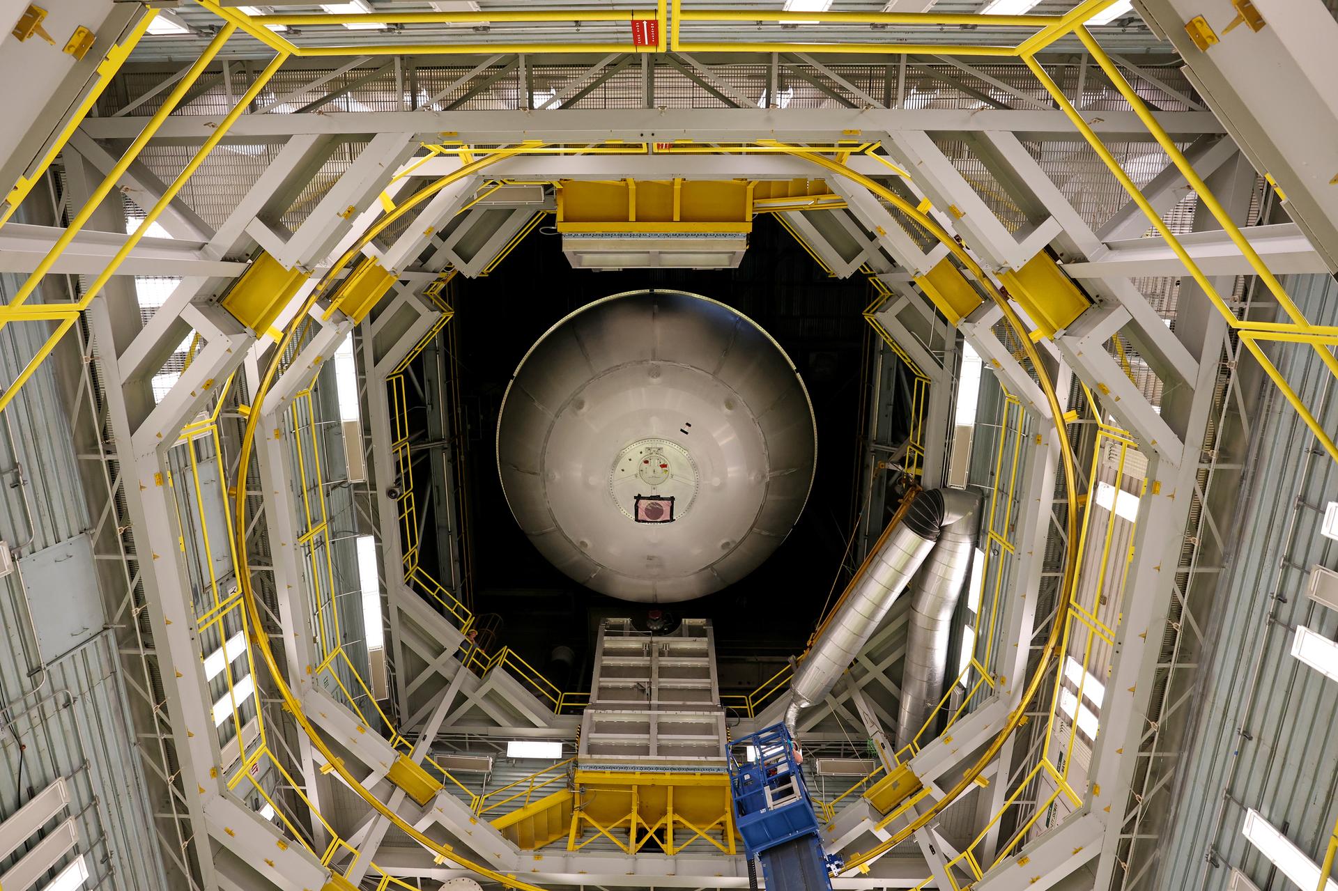 Teams at NASA’s Michoud Assembly Facility in New Orleans move a liquid oxygen tank from the main rocket factory into the adjacent vertical assembly building. The liquid oxygen tank, which will form part of the SLS (Space Launch System) rocket for NASA’s Artemis IV mission to the Moon, is rotated from a horizontal to a vertical configuration and loaded into the high bay’s hydrostatic proof testing cell. This non-destructive evaluation method tests the structural integrity of the tank’s welds by filling the tank with water, simulating the propellant used during launch. The propellant tank will hold more than 196,000 gallons of super-cooled liquid oxygen at launch and is one of five major elements that make up the 212-foot-tall SLS rocket stage. The core stage, along with its four RS-25 engines at its base, produces more than two million pounds of thrust to help launch NASA’s Orion spacecraft, astronauts, and supplies beyond Earth’s orbit and to the lunar surface for Artemis. Image credit: NASA/Michael DeMocker