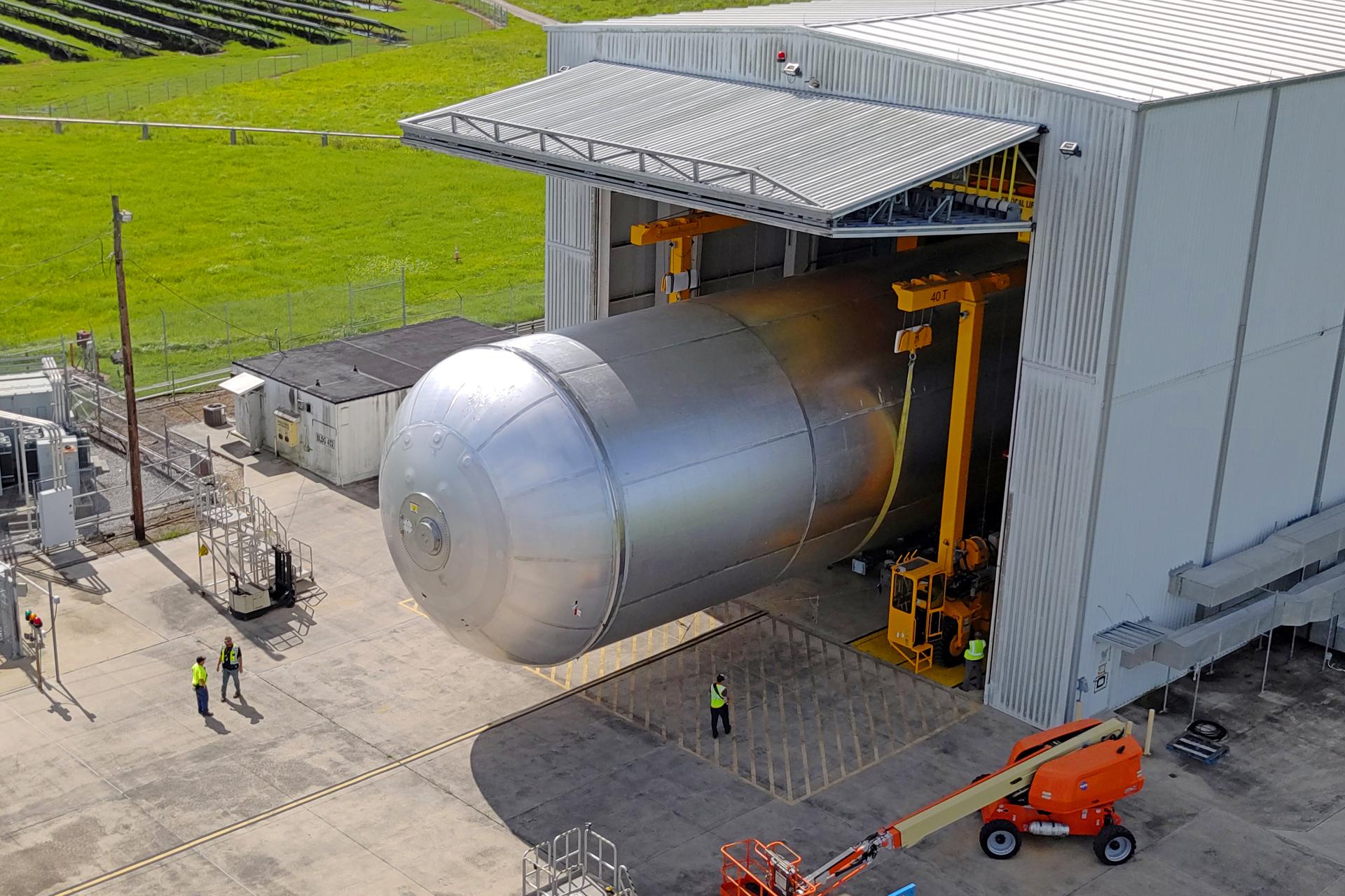 Crews at NASA’s Michoud Assembly Facility in New Orleans transport the 130-foot-tall liquid hydrogen tank from the proof testing building to the main factory on July 10. The liquid hydrogen tank will form part of the core stage for the SLS (Space Launch System) rocket for the agency’s Artemis IV mission, providing thousands of gallons of super-cold propellant to the rocket engines during launch. Soon, teams with SLS prime contractor, Boeing, will move the tank into the facility’s vertical assembly building for cleaning operations. The liquid hydrogen propellant tank is one of five major elements that make up the 212-foot-tall SLS rocket stage. The core stage, along with its four RS-25 engines at its base, produce more than two million pounds of thrust to help launch NASA’s Orion spacecraft, astronauts, and supplies beyond Earth’s orbit and to the lunar surface for Artemis. Image credit: NASA/Eric Bordelon & Michael DeMocker