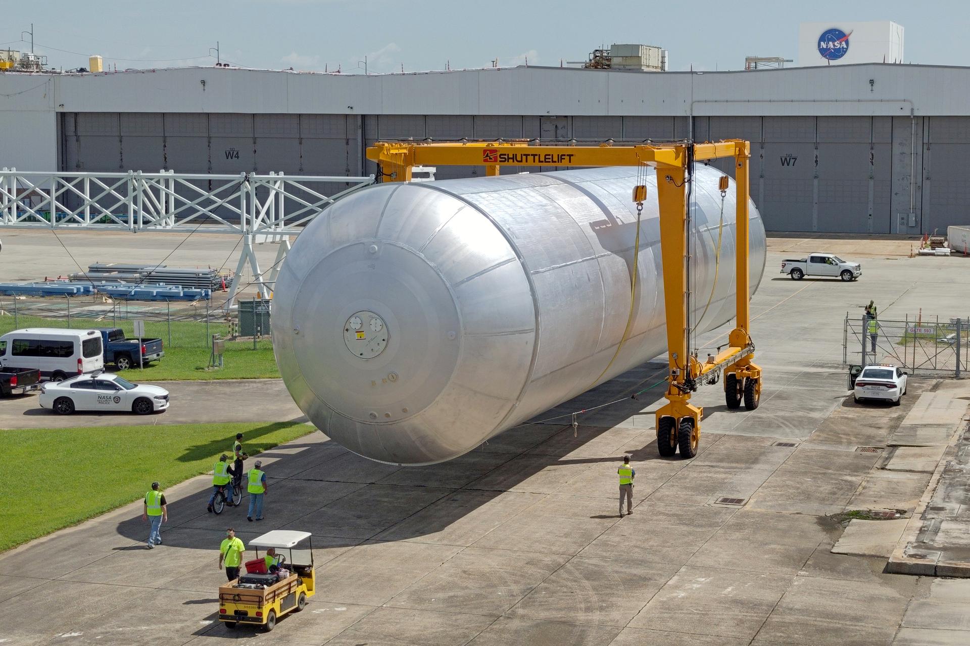 Crews at NASA’s Michoud Assembly Facility in New Orleans transport the 130-foot-tall liquid hydrogen tank from the proof testing building to the main factory on July 10. The liquid hydrogen tank will form part of the core stage for the SLS (Space Launch System) rocket for the agency’s Artemis IV mission, providing thousands of gallons of super-cold propellant to the rocket engines during launch. Soon, teams with SLS prime contractor, Boeing, will move the tank into the facility’s vertical assembly building for cleaning operations. The liquid hydrogen propellant tank is one of five major elements that make up the 212-foot-tall SLS rocket stage. The core stage, along with its four RS-25 engines at its base, produce more than two million pounds of thrust to help launch NASA’s Orion spacecraft, astronauts, and supplies beyond Earth’s orbit and to the lunar surface for Artemis. Image credit: NASA/Eric Bordelon & Michael DeMocker