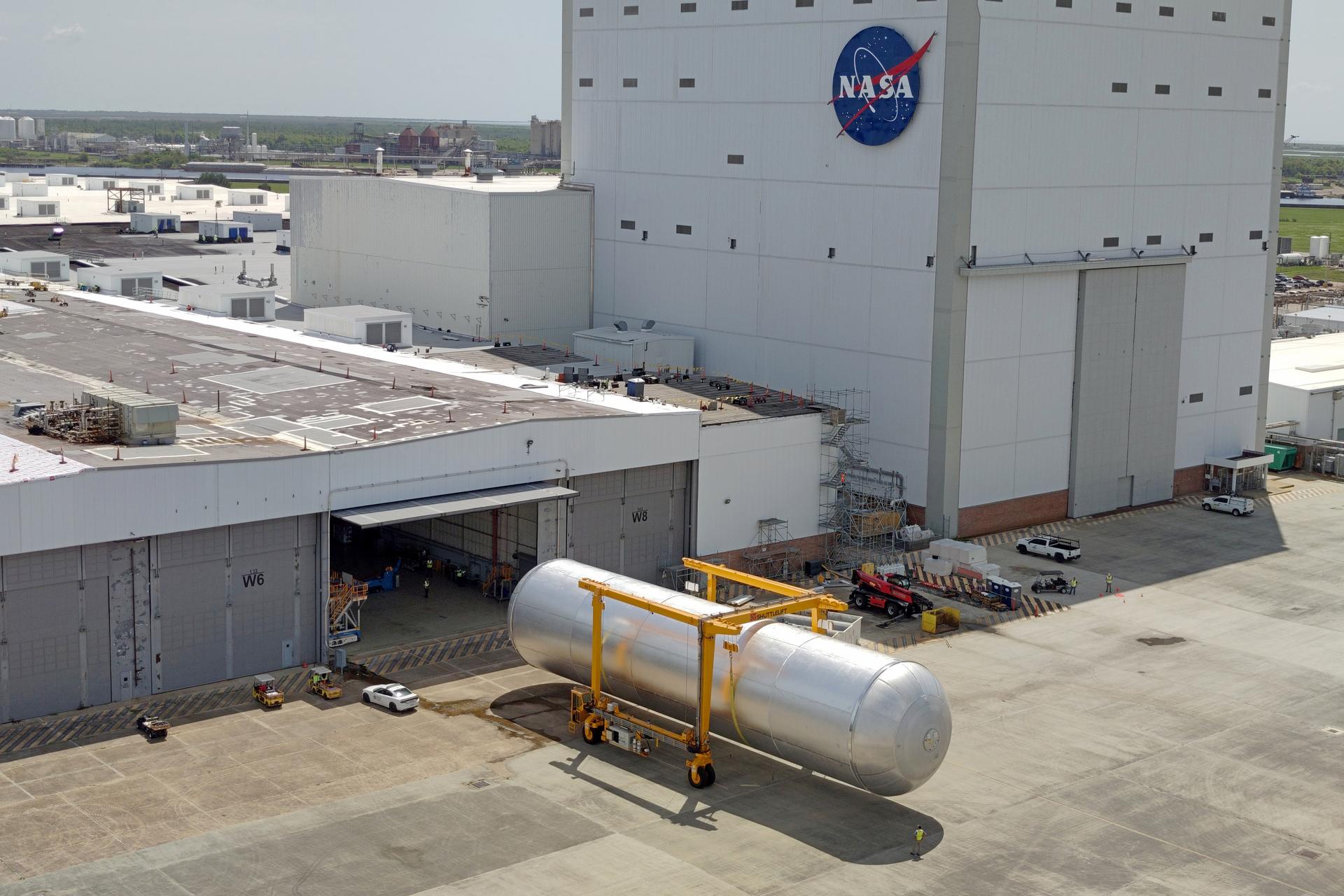 Crews at NASA’s Michoud Assembly Facility in New Orleans transport the 130-foot-tall liquid hydrogen tank from the proof testing building to the main factory on July 10. The liquid hydrogen tank will form part of the core stage for the SLS (Space Launch System) rocket for the agency’s Artemis IV mission, providing thousands of gallons of super-cold propellant to the rocket engines during launch. Soon, teams with SLS prime contractor, Boeing, will move the tank into the facility’s vertical assembly building for cleaning operations. The liquid hydrogen propellant tank is one of five major elements that make up the 212-foot-tall SLS rocket stage. The core stage, along with its four RS-25 engines at its base, produce more than two million pounds of thrust to help launch NASA’s Orion spacecraft, astronauts, and supplies beyond Earth’s orbit and to the lunar surface for Artemis. Image credit: NASA/Eric Bordelon & Michael DeMocker