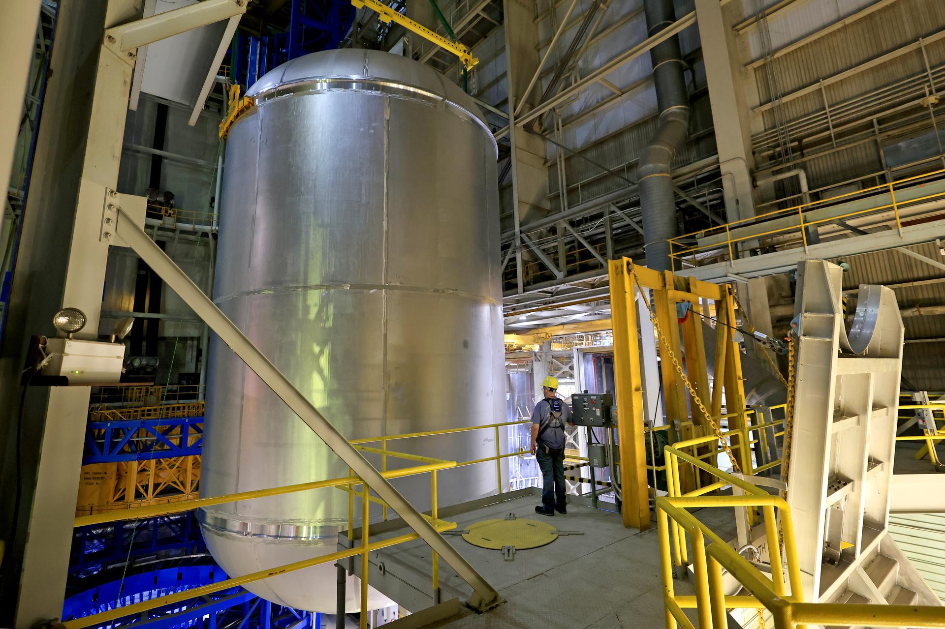 Teams at NASA’s Michoud Assembly Facility in New Orleans lift a 51-foot-tall liquid oxygen tank out of the high bay’s hydrostatic proof testing cell on July 20, 2026. The liquid oxygen tank, which will form part of the SLS (Space Launch System) rocket for NASA’s Artemis IV mission to the Moon, is rotated from a vertical to a horizontal configuration and placed into two static cradles in the main aisle of the vertical assembly building. Having completed proof testing, teams prepare the tank for transport to a production area in the main factory where they will perform post-proof non-destructive evaluations. The propellant tank will hold more than 196,000 gallons of super-cooled liquid oxygen at launch and is one of five major elements that make up the 212-foot-tall SLS rocket stage. The core stage, along with its four RS-25 engines at its base, produces more than two million pounds of thrust to help launch NASA’s Orion spacecraft, astronauts, and supplies beyond Earth’s orbit and to the lunar surface for Artemis. Image credit: NASA/Michael DeMocker