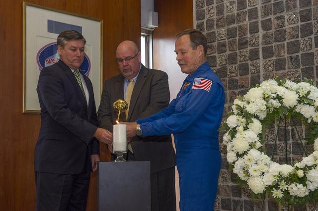 LIGHTING A MEMORIAL CANDLE DURING THE JAN. 29 DAY OF REMEMBRANCE OBSERVANCE AT NASA'S MARSHALL SPACE FLIGHT CENTER ARE, FROM LEFT, PATRICK SCHEUERMANN, MARSHALL DIRECTOR; JOHN HONEYCUTT, DEPUTY MANAGER OF THE SPACE LAUNCH SYSTEM; AND RETIRED ASTRONAUT ROBERT “HOOT” GIBSON. THE CEREMONY IN BUILDING 4200 PAID TRIBUTE TO THE CREWS OF APOLLO 1 AND SPACE SHUTTLES CHALLENGER AND COLUMBIA, AS WELL AS OTHER NASA COLLEAGUES.