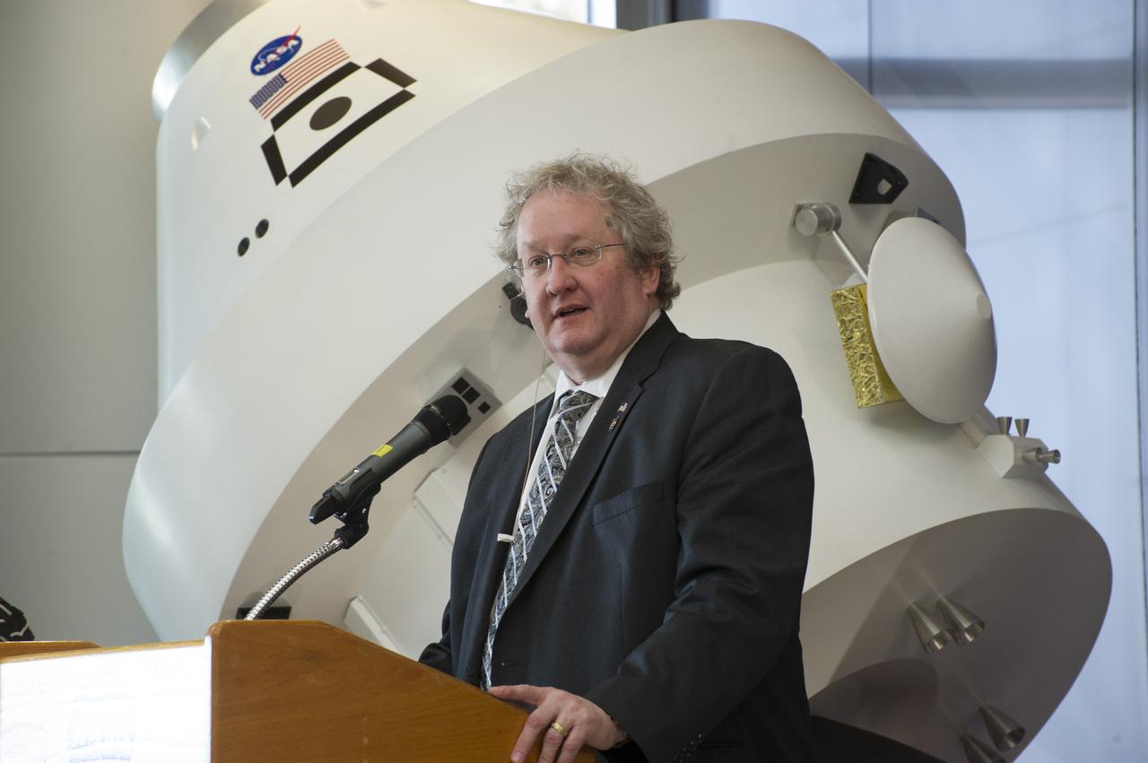 BILL HILL ADDRESSES AUDIENCE AT SLS ALL HANDS