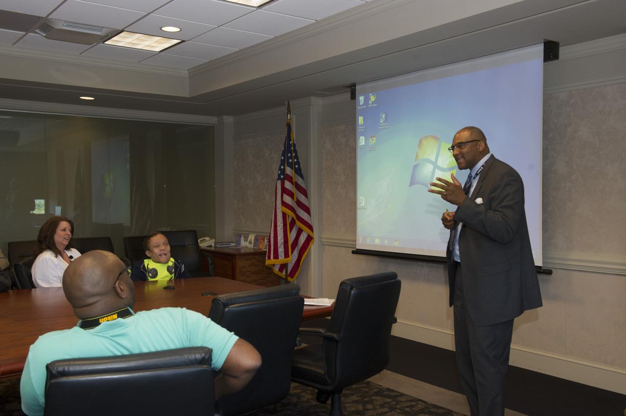 LOUCIOUS HIRES WELCOMES STUDENTS FROM THE TENNESSEE SCHOOL FOR THE BLIND TO MSFC FOR ANNUAL TOUR 