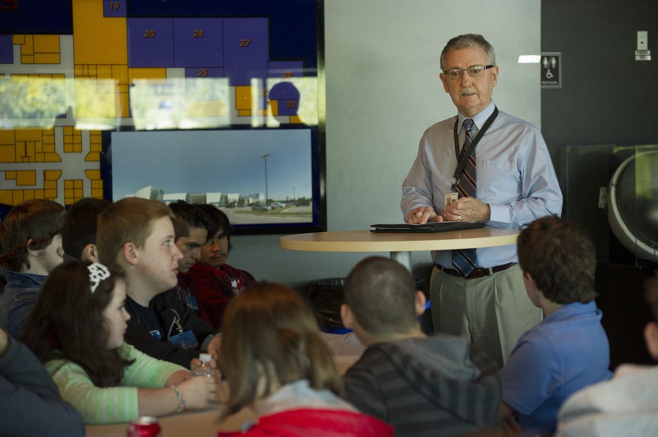 DAVID BROCK GIVES MOTIVATIONAL COMMENTS TO STUDENTS FROM THE TENNESSEE SCHOOL FOR THE BLIND DURING LUNCH BREAK WHILE TOURING MSFC