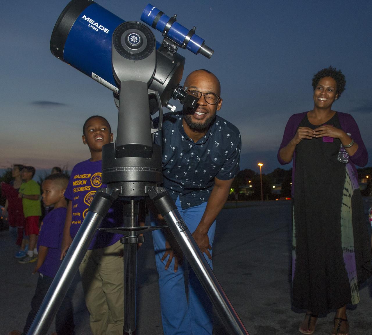CAMILLE WILLIAMS, CS20, AND FAMILY VIEW THE MOON THROUGH TELESCOPE PROVIDED BY VON BRAUN ASTRONOMICAL SOCIETY AT INTERNATIONAL “OBSERVE THE MOON” NIGHT EVENT – USSRC DAVIDSON CENTER