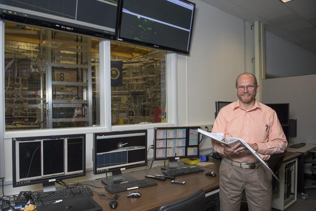 NASA image: John Hanson is awarded the 2016 De Florez Award