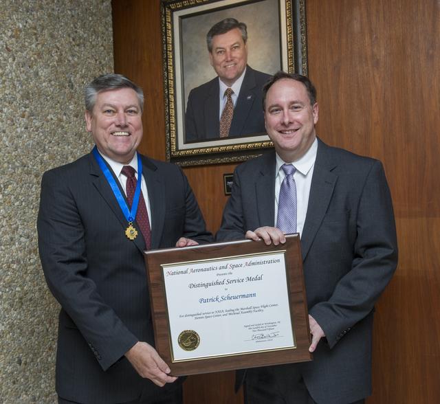 NASA image: Patrick Scheuermann receives NASA Distinguished Service Medal
