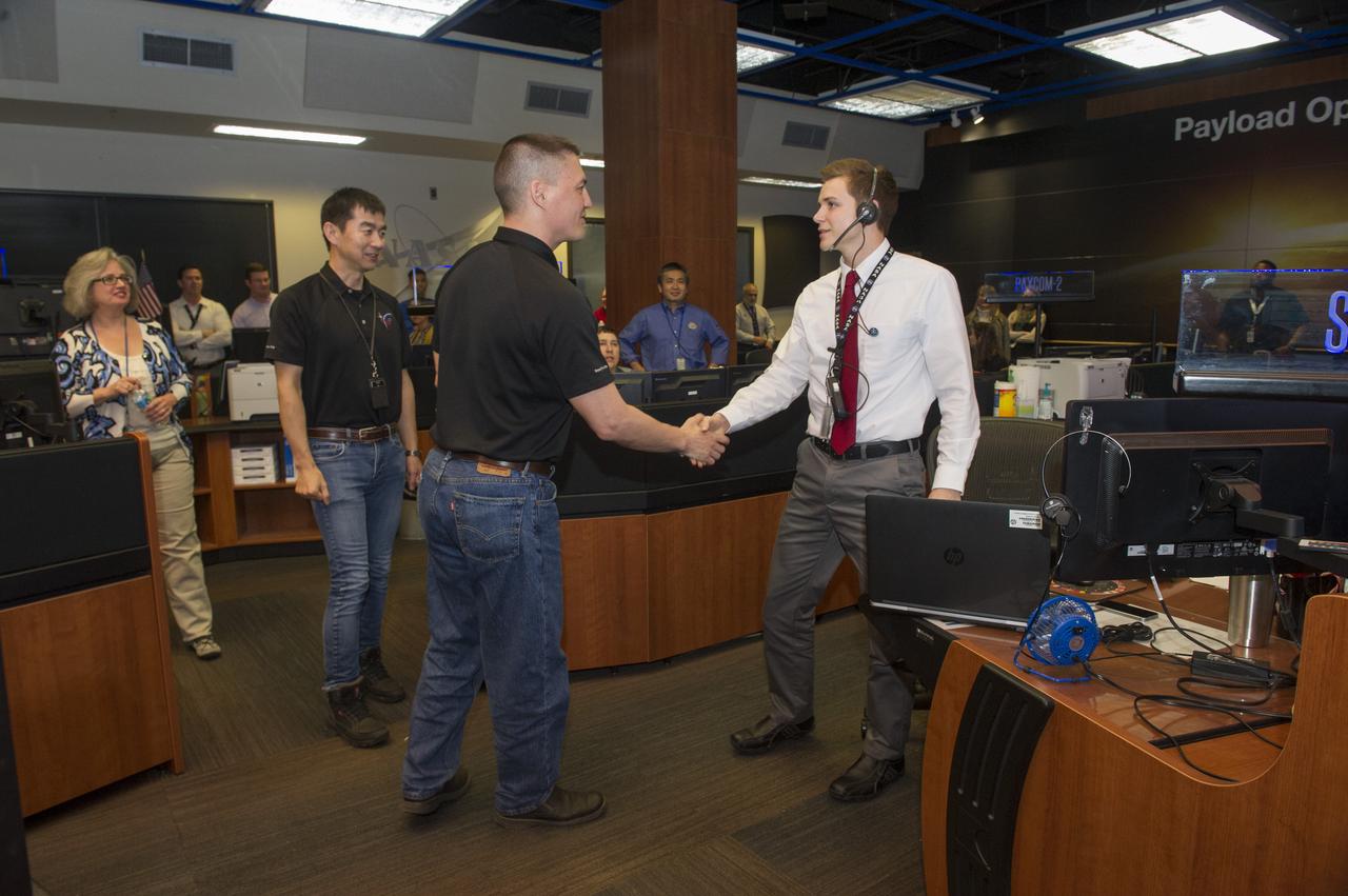 ASTRONAUT KJELL LINDGREN SHAKES HANDS WITH BRETT BOULDIN