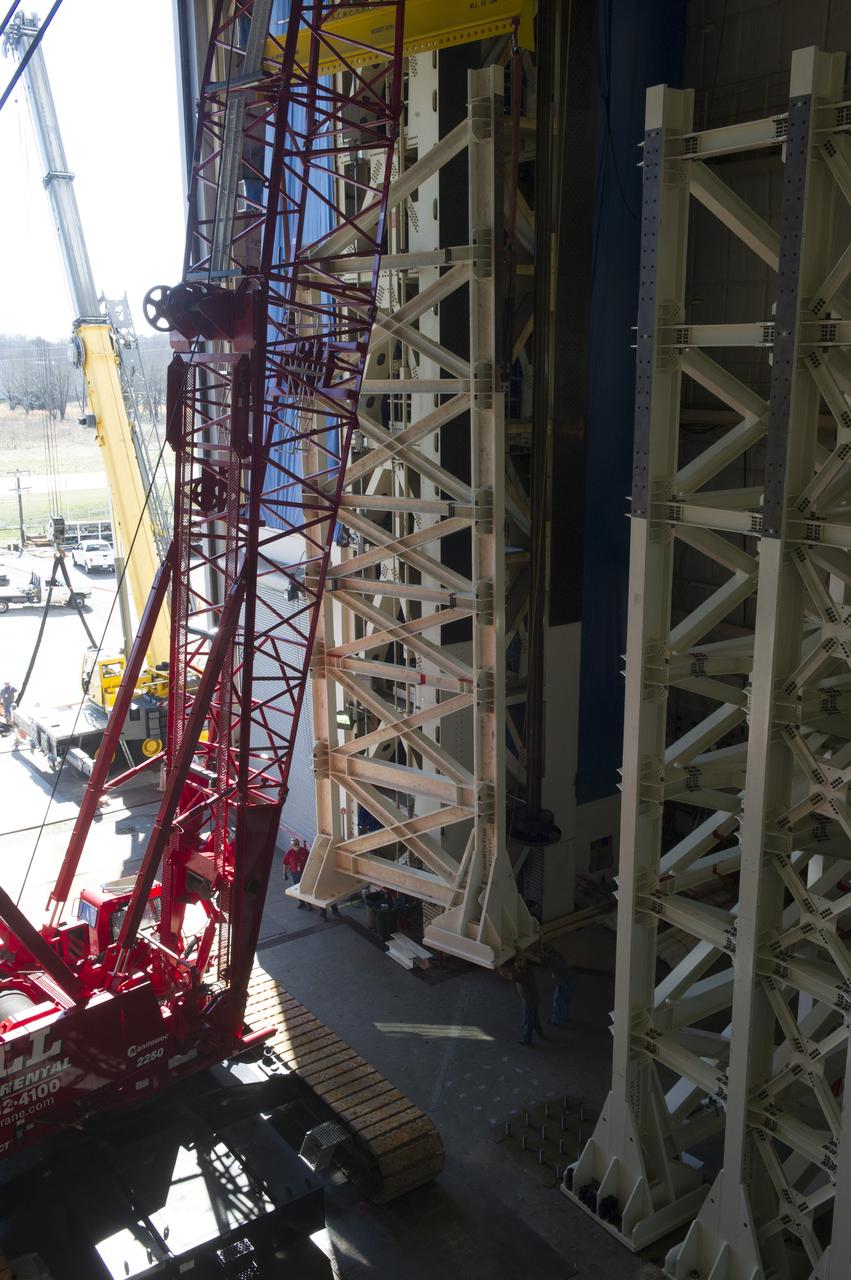 ERECTION OF TWO SLS INTERTANK, (IT), SPECIAL TEST EQUIPMENT, (STE), TOWER PANELS IN BLDG 4619