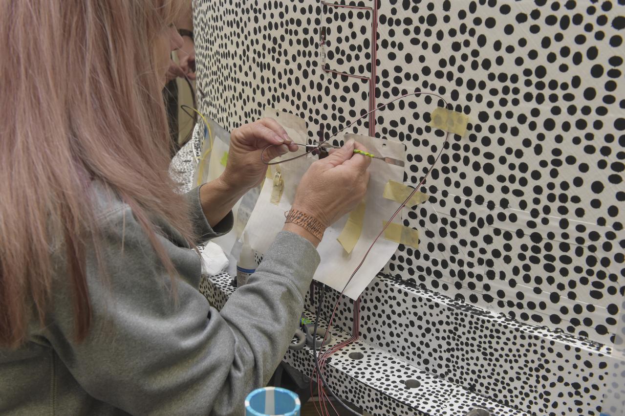 INSTALLATION OF STRESS SENSORS TO SHELL BUCKLE KNOCKDOWN FACTOR COMPOSITE TANK.