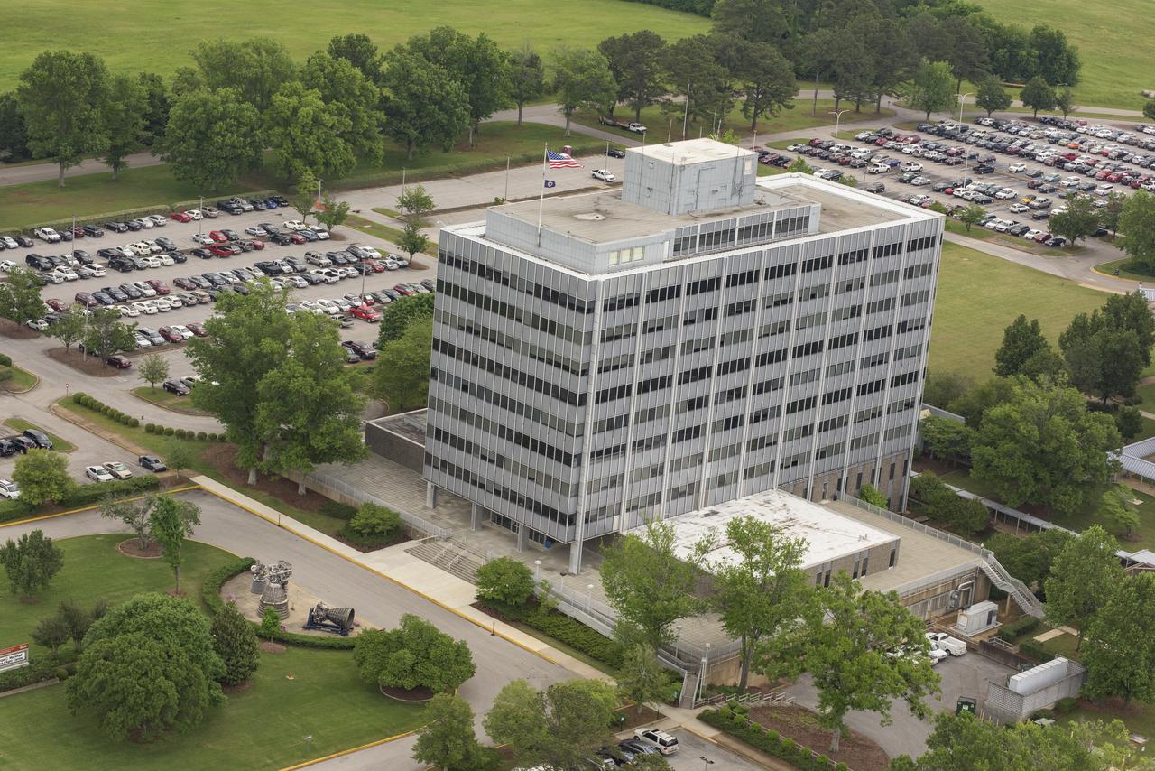 AERIAL PHOTOGRAPHS OF MSFC-4200 COMPLEX