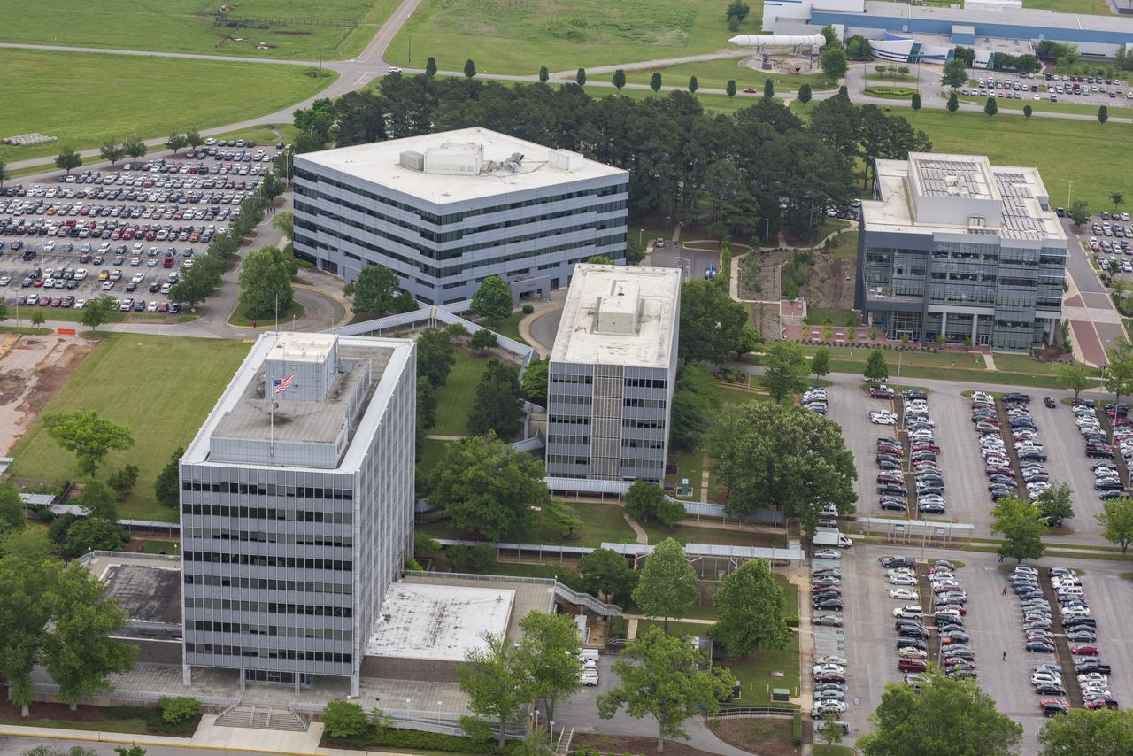 AERIAL PHOTOGRAPHS OF MSFC-4200 COMPLEX