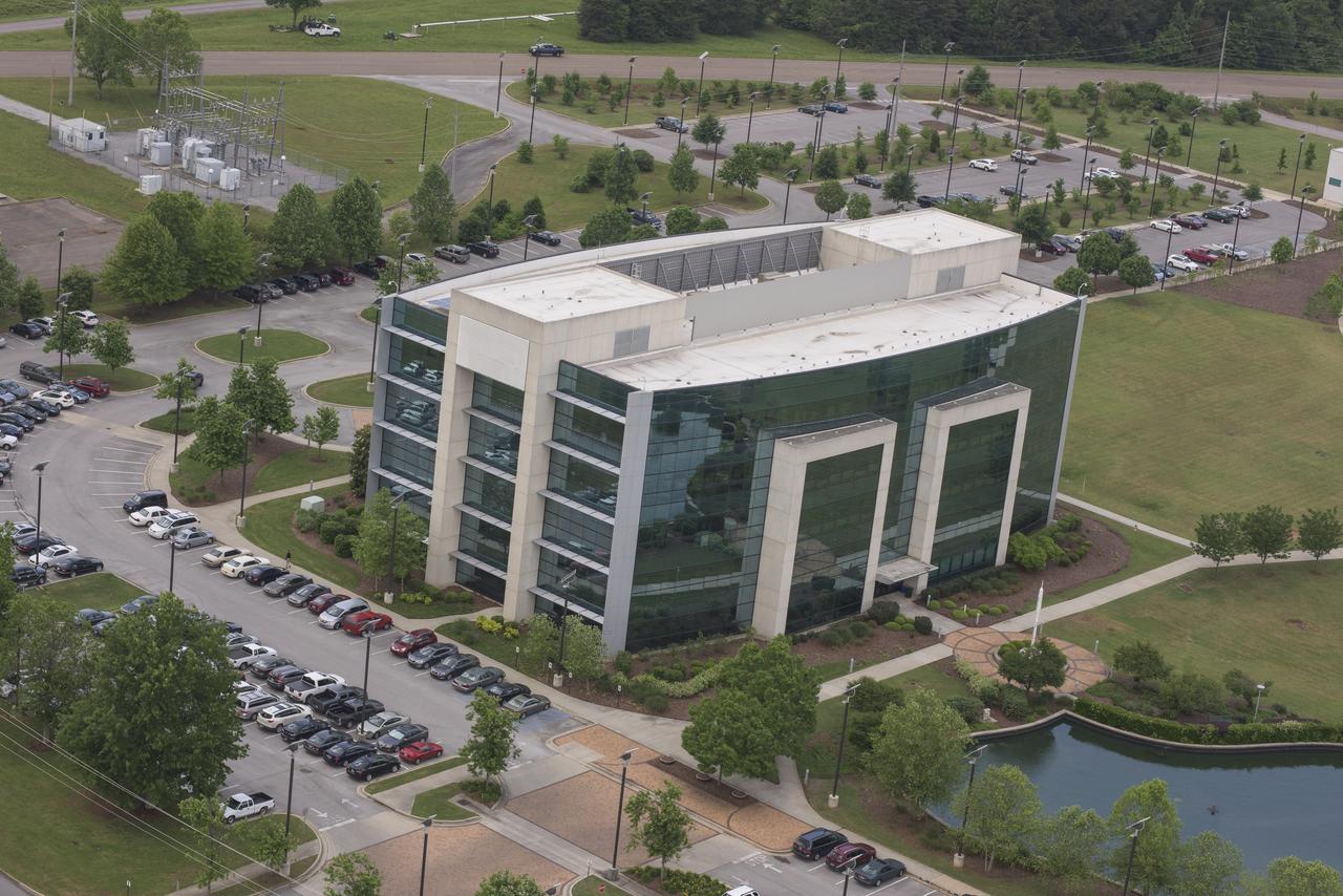 AERIAL PHOTOGRAPHS OF MSFC--4600 COMPLEX