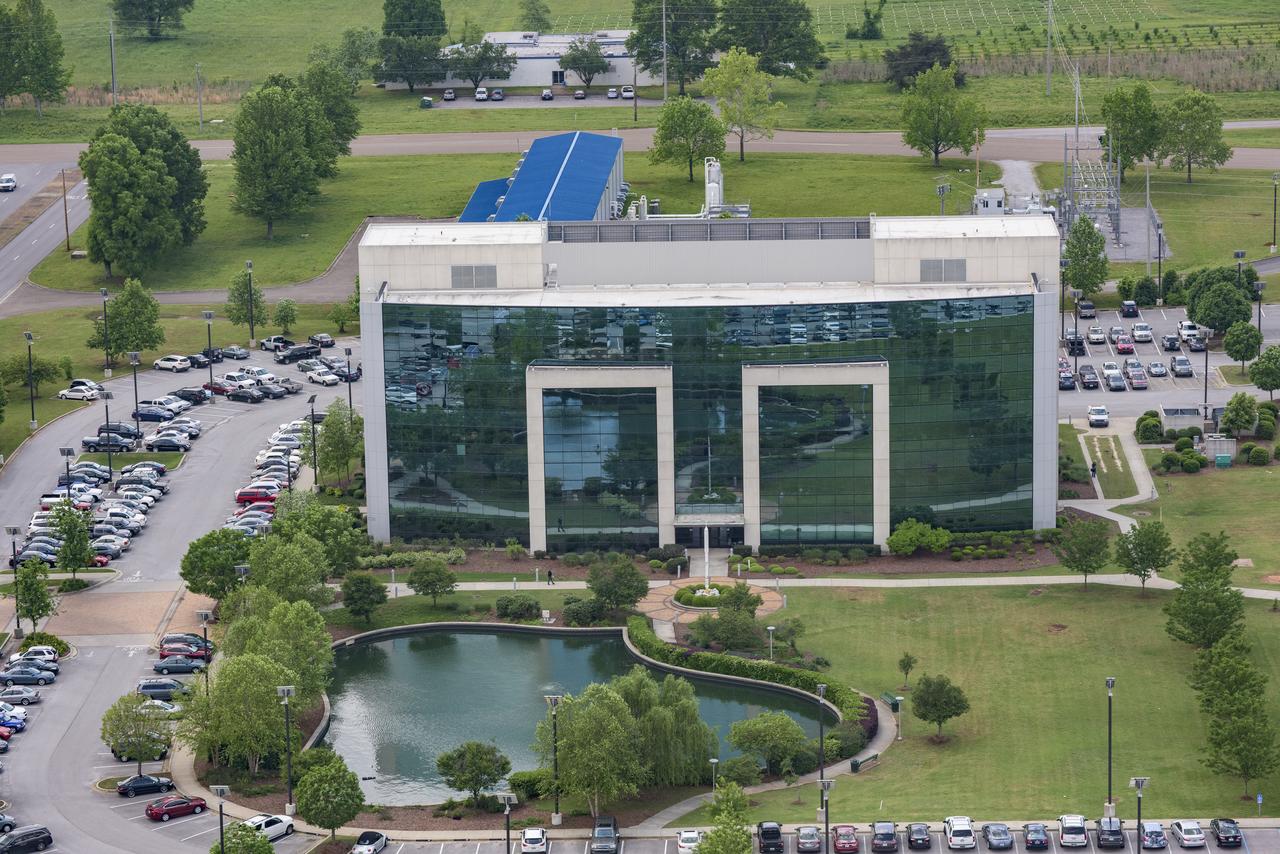 AERIAL PHOTOGRAPHS OF MSFC-4600 COMPLEX